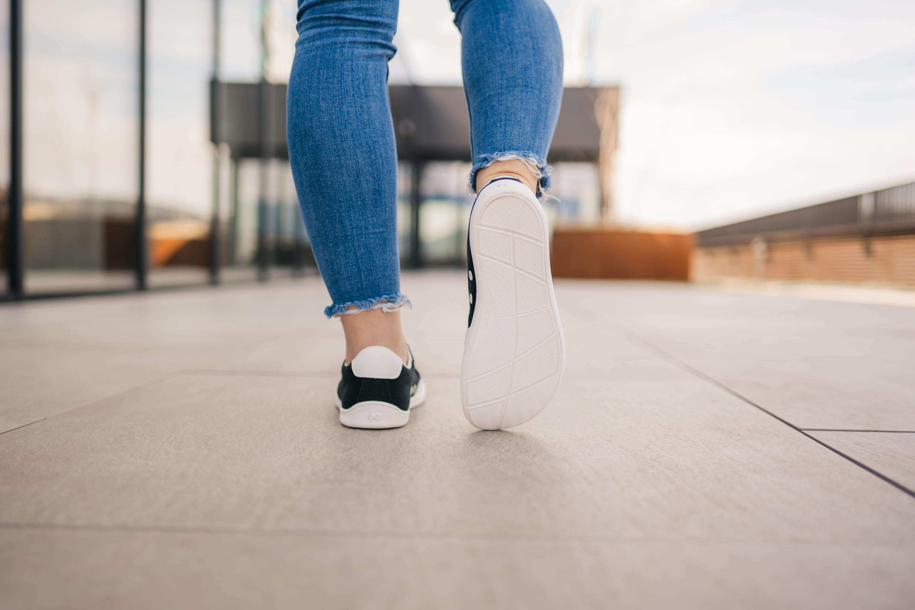 Barefoot baskets Be Lenka Rebound - Black & White.




des chaussures extrêmement légères pour tous les amateurs de classiques urbainssemelle EverydayComfort Neo cousue pour une durée de vie plus longue de la chaussurelogo textile sur la languette et le dessus des basketsdeux œillets à l'intérieur des baskets pour l'aération

Avantages des chaussures barefoot:
elles imitent parfaitement la marche pieds nus la forme anatomique de la chaussure offre un espace généreux pour les orteilsl'inclinaison nulle de la semelle maintient le talon et la pointe dans le même plan pour une bonne postureune semelle de stimulation d'une épaisseur de 5 mm active les terminaisons nerveuses du pieddes matériaux flexibles assurent une meilleure fonctionnalité des muscles et tendons du piedla légèreté des chaussures comme prévention contre la fatigue des pieds
Type: chaussure de ville