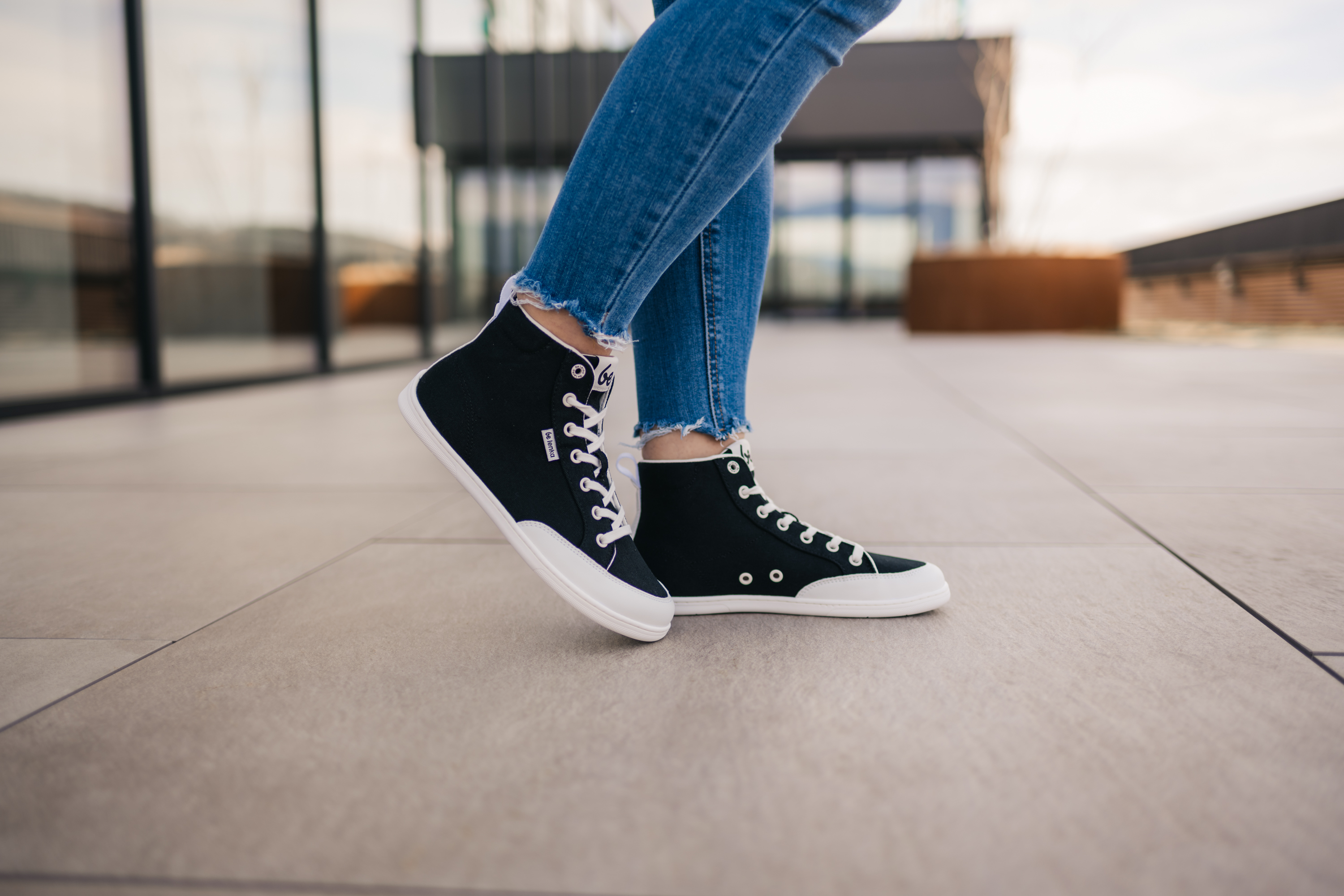 Barefoot baskets Be Lenka Rebound - High Top - Black & White.




des chaussures extrêmement légères pour tous les amateurs de classiques urbainssemelle EverydayComfort Neo cousue pour une durée de vie plus longue de la chaussurelogo textile sur la languette et le dessus des basketsboucle sur le talon pour un enfilage plus faciledeux œillets à l'intérieur des baskets pour l'aération

Avantages des chaussures barefoot:
elles imitent parfaitement la marche pieds nus la forme anatomique de la chaussure offre un espace généreux pour les orteilsl'inclinaison nulle de la semelle maintient le talon et la pointe dans le même plan pour une bonne postureune semelle de stimulation d'une épaisseur de 5 mm active les terminaisons nerveuses du pieddes matériaux flexibles assurent une meilleure fonctionnalité des muscles et tendons du piedla légèreté des chaussures comme prévention contre la fatigue des pieds
Type: chaussure de ville