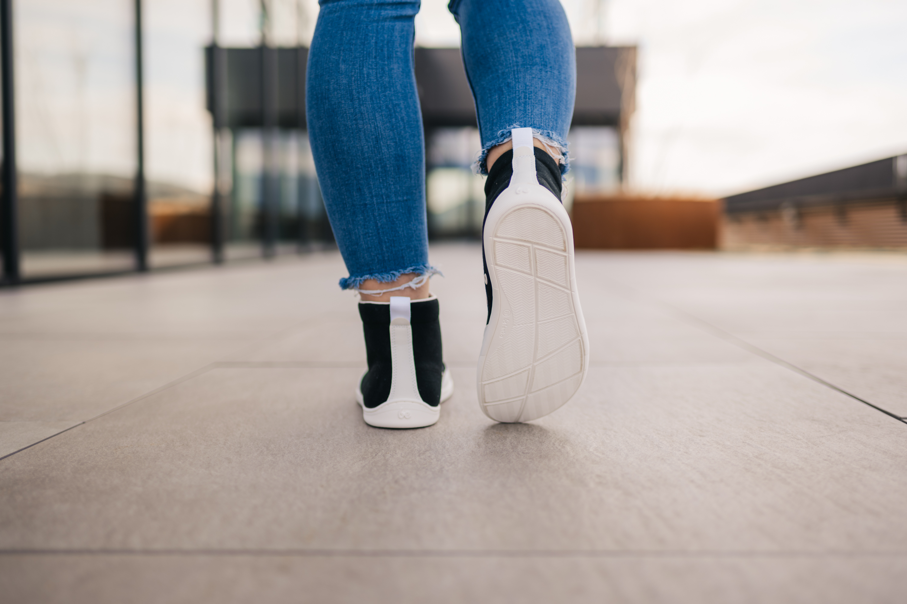 Barefoot baskets Be Lenka Rebound - High Top - Black & White.




des chaussures extrêmement légères pour tous les amateurs de classiques urbainssemelle EverydayComfort Neo cousue pour une durée de vie plus longue de la chaussurelogo textile sur la languette et le dessus des basketsboucle sur le talon pour un enfilage plus faciledeux œillets à l'intérieur des baskets pour l'aération

Avantages des chaussures barefoot:
elles imitent parfaitement la marche pieds nus la forme anatomique de la chaussure offre un espace généreux pour les orteilsl'inclinaison nulle de la semelle maintient le talon et la pointe dans le même plan pour une bonne postureune semelle de stimulation d'une épaisseur de 5 mm active les terminaisons nerveuses du pieddes matériaux flexibles assurent une meilleure fonctionnalité des muscles et tendons du piedla légèreté des chaussures comme prévention contre la fatigue des pieds
Type: chaussure de ville