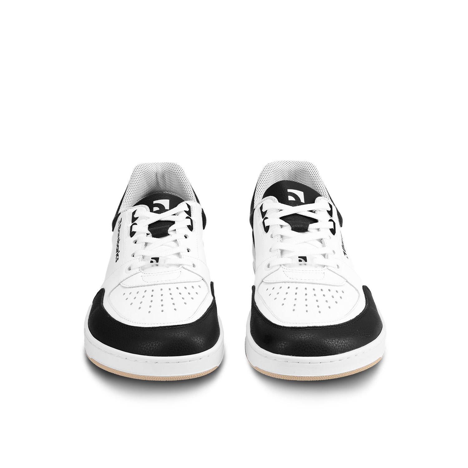 Barefoot Sneakers Barebarics Wave - White & Black.
La tige est en cuir nappa lisse de haute qualité; C'est un matériau qui présente une excellente résistance à l'humidité et est facile à entretenirLa doublure est en tissu technique Dermdry Coolmax®, qui assure une évacuation continue de l'humidité; Ce type de doublure accélère le processus d'élimination et d'absorption de la transpiration, grâce auquel la peau reste sèche; En même temps, c'est un matériau doux, léger et respirant qui est utilisé dans la production de modèles de chaussures prestigieux et qui subit les tests de qualité technique les plus exigeants dans des laboratoires indépendantsLa semelle est en gomme synthétique souple à haute résistance à l'usure; La semelle Retro s'inspire de l'art et des sports de rue de la fin du XXe siècleLa semelle intérieure est amovible et composée de PU recyclé et de microfibres, qui aident à garder les pieds au sec et assurent une excellente respirabilité
Attributs barefoot
Forme anatomique - Les basket respectent la forme du pied; Elles créent suffisamment d’espace pour les orteils même en mouvement, les empêchant d’être pressés ou meurtris.Flexibilité des matériaux - La semelle flexible assure le mouvement nécessaire; Les pieds ne sont pas gênés et sont naturellement renforcés.Zero drop - Le talon et la pointe des baskets sont dans un même plan; Grâce à cela, la posture du corps et la correction globale du centre de gravité sont améliorées.Semelle adaptative - 4,5 mm d’épaisseur (sans saillies) stimule les terminaisons nerveuses; Elle renforcera l’équilibre, la sensibilité du terrain et protégera les pieds.Poids léger - Les baskets Barebarics sont légères et sans voûte plantaire, ce qui évite la fatigue des jambes et favorise le bon schéma de marche.
Plus d'information
chaussure de villedesign urbain moderneconçu et fabriqué à la main dans l'Union européenne, à partir de matériaux locaux durablesexcellente durabilité et solidité des couleurs des matériauxTechnologie Dermodry Coolmax® pour une élimination continue de l’humiditédisponible en nombre : 36 - 47 (selon mesure européenne)