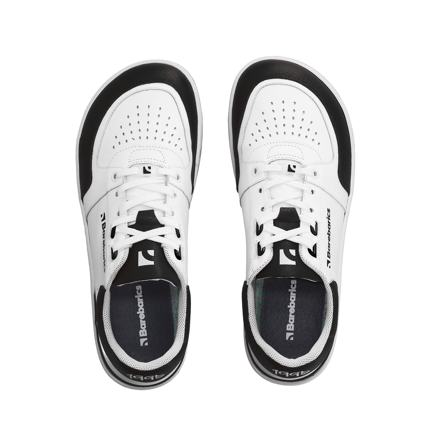 Barefoot Sneakers Barebarics Wave - White & Black.
La tige est en cuir nappa lisse de haute qualité; C'est un matériau qui présente une excellente résistance à l'humidité et est facile à entretenirLa doublure est en tissu technique Dermdry Coolmax®, qui assure une évacuation continue de l'humidité; Ce type de doublure accélère le processus d'élimination et d'absorption de la transpiration, grâce auquel la peau reste sèche; En même temps, c'est un matériau doux, léger et respirant qui est utilisé dans la production de modèles de chaussures prestigieux et qui subit les tests de qualité technique les plus exigeants dans des laboratoires indépendantsLa semelle est en gomme synthétique souple à haute résistance à l'usure; La semelle Retro s'inspire de l'art et des sports de rue de la fin du XXe siècleLa semelle intérieure est amovible et composée de PU recyclé et de microfibres, qui aident à garder les pieds au sec et assurent une excellente respirabilité
Attributs barefoot
Forme anatomique - Les basket respectent la forme du pied; Elles créent suffisamment d’espace pour les orteils même en mouvement, les empêchant d’être pressés ou meurtris.Flexibilité des matériaux - La semelle flexible assure le mouvement nécessaire; Les pieds ne sont pas gênés et sont naturellement renforcés.Zero drop - Le talon et la pointe des baskets sont dans un même plan; Grâce à cela, la posture du corps et la correction globale du centre de gravité sont améliorées.Semelle adaptative - 4,5 mm d’épaisseur (sans saillies) stimule les terminaisons nerveuses; Elle renforcera l’équilibre, la sensibilité du terrain et protégera les pieds.Poids léger - Les baskets Barebarics sont légères et sans voûte plantaire, ce qui évite la fatigue des jambes et favorise le bon schéma de marche.
Plus d'information
chaussure de villedesign urbain moderneconçu et fabriqué à la main dans l'Union européenne, à partir de matériaux locaux durablesexcellente durabilité et solidité des couleurs des matériauxTechnologie Dermodry Coolmax® pour une élimination continue de l’humiditédisponible en nombre : 36 - 47 (selon mesure européenne)