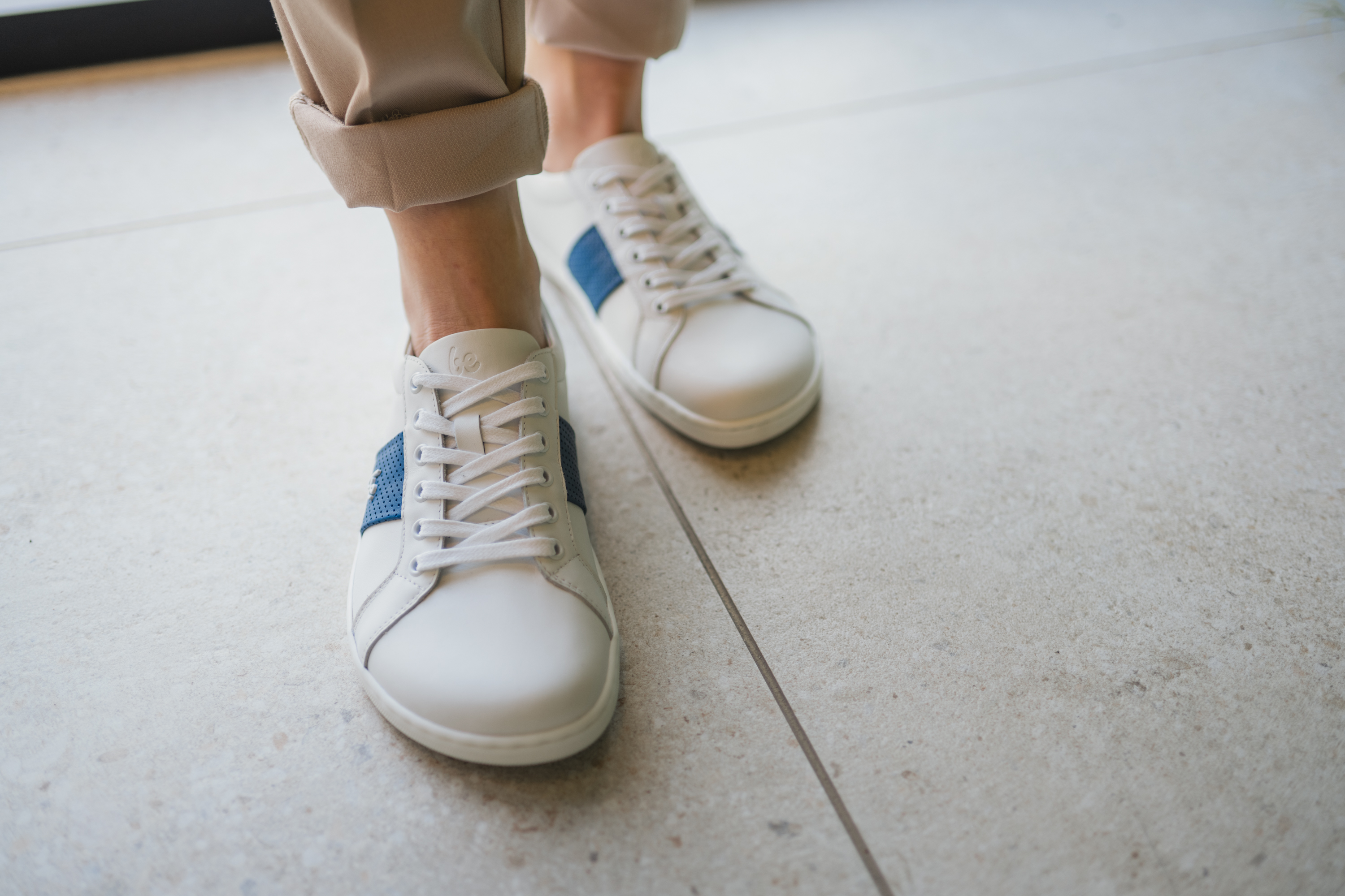 Barefoot baskets Be Lenka Elite - White & Dark Blue.
des baskets simplement combinables pour la villeen cuir nappa de première qualitégrip conçu pour des mouvements toute la journée avec des chaussures barefootproduction manuelle précise en mettant l'accent sur chaque détaildes éléments égayants sous la forme d'une bande stylée et d'un logo en métal 