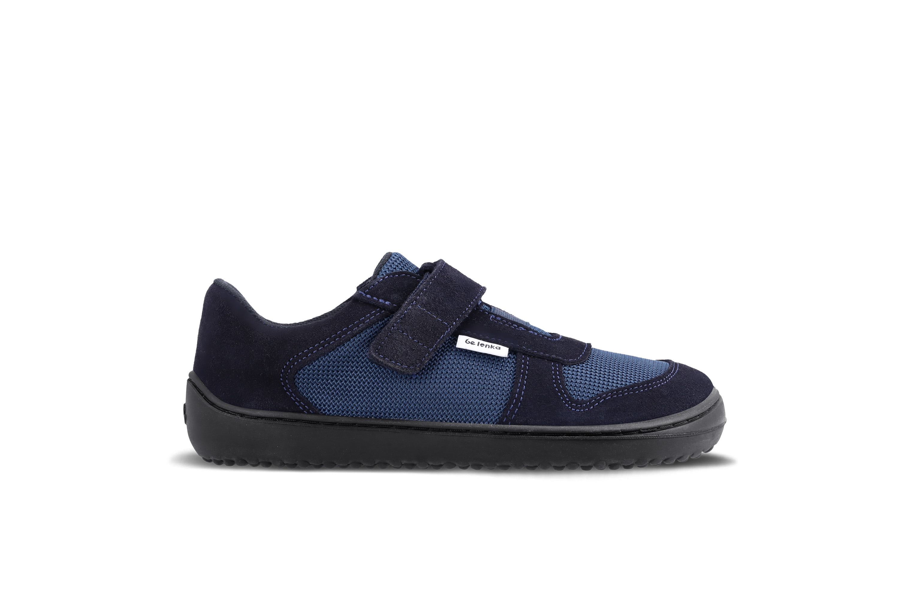 Baskets enfants barefoot Be Lenka Joy - Dark Blue & Black.
  les chaussures barefoot imitent parfaitement la marche pieds nus, exactement comme la nature l'a conçue  semelle cousue pour une durée de vie plus longue  la semelle KidsComfort, grâce à ses saillies, garantit une parfaite stabilité et un contrôle des pas  des chaussures pratiques grâce au velcro  des chaussures basses légères avec une combinaison ludique de cuir et de textile  semelle intérieure amovible évacuant parfaitement l'humidité
Avantages des chaussures barefoot :
  semelle ultra flexible  zéro drop : talon et orteil dans un seul plan pour une bonne posture  pointe spacieuse pour vos doigts  des chaussures légères
Type de chaussure : chaussure de ville