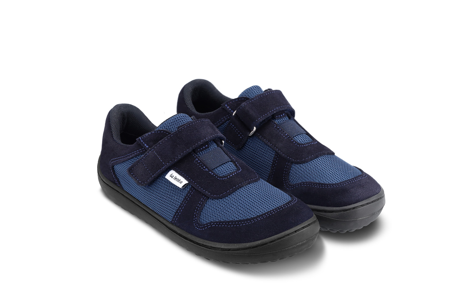 Baskets enfants barefoot Be Lenka Joy - Dark Blue & Black.
  les chaussures barefoot imitent parfaitement la marche pieds nus, exactement comme la nature l'a conçue  semelle cousue pour une durée de vie plus longue  la semelle KidsComfort, grâce à ses saillies, garantit une parfaite stabilité et un contrôle des pas  des chaussures pratiques grâce au velcro  des chaussures basses légères avec une combinaison ludique de cuir et de textile  semelle intérieure amovible évacuant parfaitement l'humidité
Avantages des chaussures barefoot :
  semelle ultra flexible  zéro drop : talon et orteil dans un seul plan pour une bonne posture  pointe spacieuse pour vos doigts  des chaussures légères
Type de chaussure : chaussure de ville