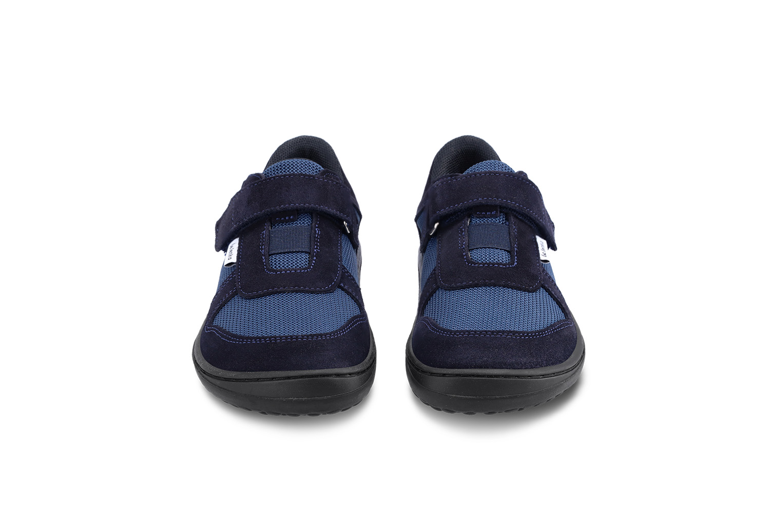 Baskets enfants barefoot Be Lenka Joy - Dark Blue & Black.
  les chaussures barefoot imitent parfaitement la marche pieds nus, exactement comme la nature l'a conçue  semelle cousue pour une durée de vie plus longue  la semelle KidsComfort, grâce à ses saillies, garantit une parfaite stabilité et un contrôle des pas  des chaussures pratiques grâce au velcro  des chaussures basses légères avec une combinaison ludique de cuir et de textile  semelle intérieure amovible évacuant parfaitement l'humidité
Avantages des chaussures barefoot :
  semelle ultra flexible  zéro drop : talon et orteil dans un seul plan pour une bonne posture  pointe spacieuse pour vos doigts  des chaussures légères
Type de chaussure : chaussure de ville