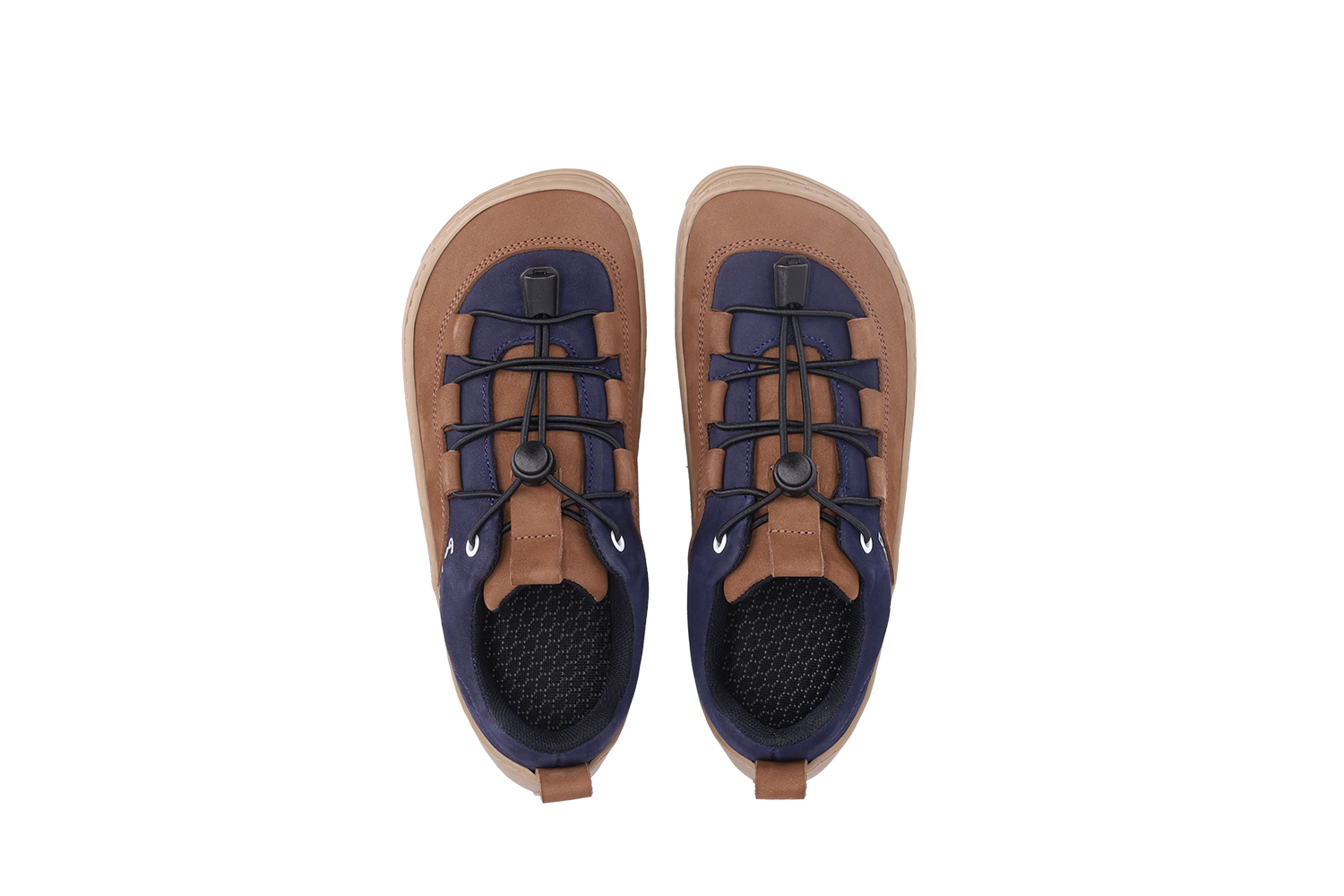 Baskets enfants barefoot Be Lenka Xplorer - Dark Brown & Navy.
 baskets en cuir nubuck premiumla pointe des chaussures est suffisamment large pour permettre aux orteils de bouger naturellementla doublure est agréable au toucher et assure en plus du confort et une isolation thermiquel'arrêt de cordon permet un serrage idéal des baskets sur le cou-de-piedla semelle flexible KidsUltraGrip avec un motif de dessin animé, de 6 mm d'épaisseur, assure un contact idéal avec la surface (affecte favorablement le développement du pied de l'enfant)les chaussures ne sont pas destinées au sport (le cyclisme, la trotinette et d'autres activités qui sollicitent la semelle peuvent causer des dommages mécaniques à celle-ci)
Avantages des chaussures barefoot :
semelle ultra souplezéro drop (pente nulle) : talon et orteils dans un même plan pour une bonne posturepointe spacieuse pour vos orteilschaussures légères
Type : chaussure de ville