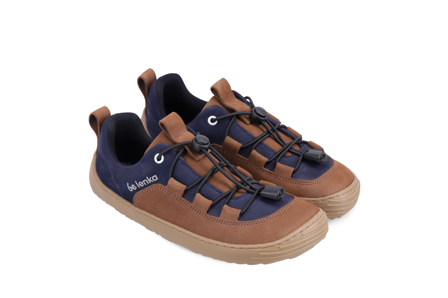 Baskets enfants barefoot Be Lenka Xplorer - Dark Brown & Navy.
 baskets en cuir nubuck premiumla pointe des chaussures est suffisamment large pour permettre aux orteils de bouger naturellementla doublure est agréable au toucher et assure en plus du confort et une isolation thermiquel'arrêt de cordon permet un serrage idéal des baskets sur le cou-de-piedla semelle flexible KidsUltraGrip avec un motif de dessin animé, de 6 mm d'épaisseur, assure un contact idéal avec la surface (affecte favorablement le développement du pied de l'enfant)les chaussures ne sont pas destinées au sport (le cyclisme, la trotinette et d'autres activités qui sollicitent la semelle peuvent causer des dommages mécaniques à celle-ci)
Avantages des chaussures barefoot :
semelle ultra souplezéro drop (pente nulle) : talon et orteils dans un même plan pour une bonne posturepointe spacieuse pour vos orteilschaussures légères
Type : chaussure de ville