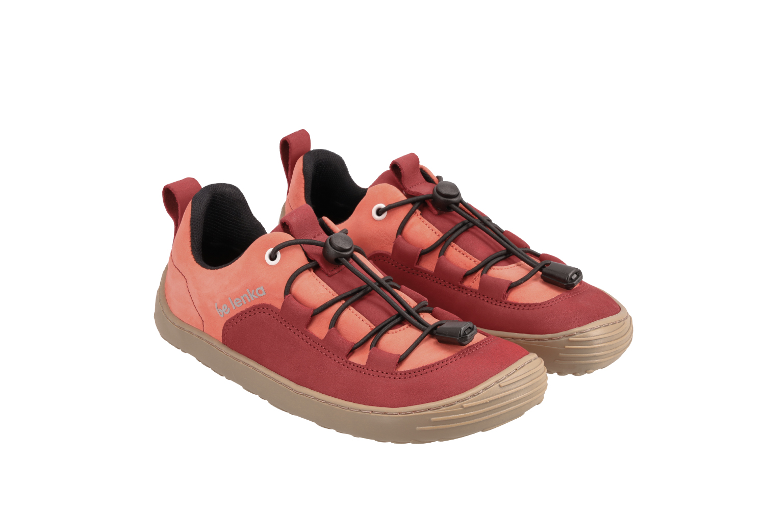 Baskets enfants barefoot Be Lenka Xplorer - Dark Red & Coral.
 baskets en cuir nubuck premiumla pointe des chaussures est suffisamment large pour permettre aux orteils de bouger naturellementla doublure est agréable au toucher et assure en plus du confort et une isolation thermiquel'arrêt de cordon permet un serrage idéal des baskets sur le cou-de-piedla semelle flexible KidsUltraGrip avec un motif de dessin animé, de 6 mm d'épaisseur, assure un contact idéal avec la surface (affecte favorablement le développement du pied de l'enfant)les chaussures ne sont pas destinées au sport (le cyclisme, la trotinette et d'autres activités qui sollicitent la semelle peuvent causer des dommages mécaniques à celle-ci)
Avantages des chaussures barefoot :
semelle ultra souplezéro drop (pente nulle) : talon et orteils dans un même plan pour une bonne posturepointe spacieuse pour vos orteilschaussures légères
Type : chaussure de ville