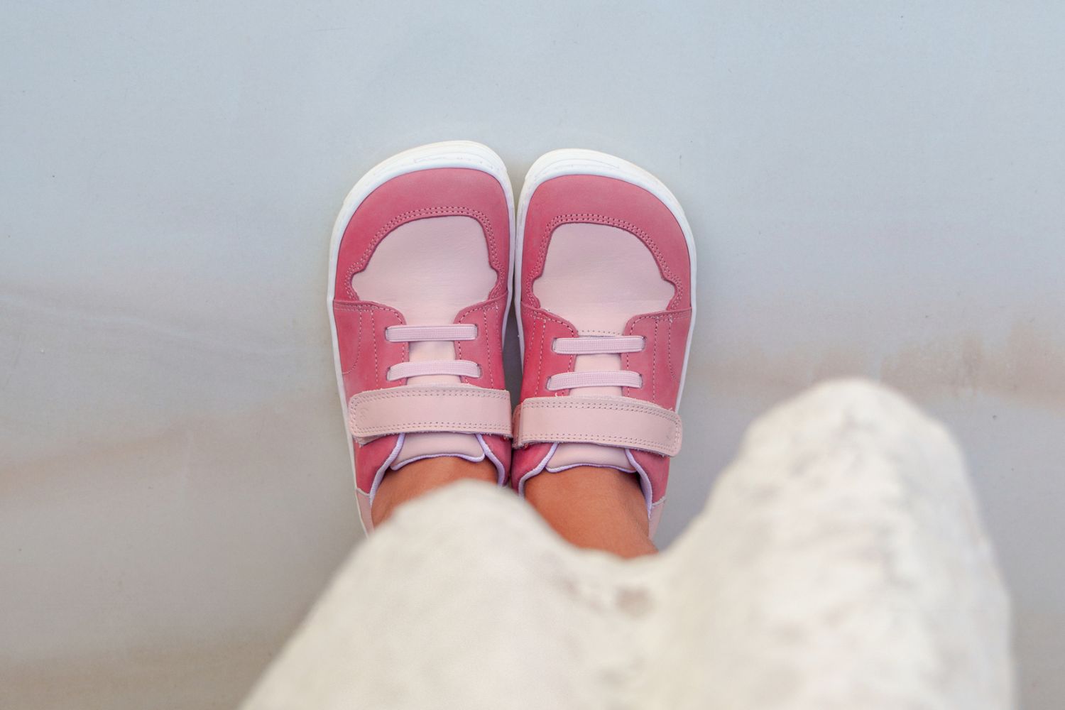 Baskets enfants barefoot Be Lenka Gelato - Pink.
  les chaussures barefoot imitent parfaitement la marche pieds nus, exactement comme la nature l'a conçu  semelle cousue avec une pointe surélevée  Semelle KidsUltraGrip pour les modèles enfants avec une excellente adhérence et un motif ludique  Logos réfléchissants Be Lenka pour plus de sécurité  des chaussures pratiques (velcro + élastiques)
Avantages des chaussures barefoot :
  semelle ultra flexible  zéro drop : talon et orteil dans un seul plan pour une bonne posture  pointe spacieuse pour vos doigts  des chaussures légères
Type de chaussure : chaussure de ville