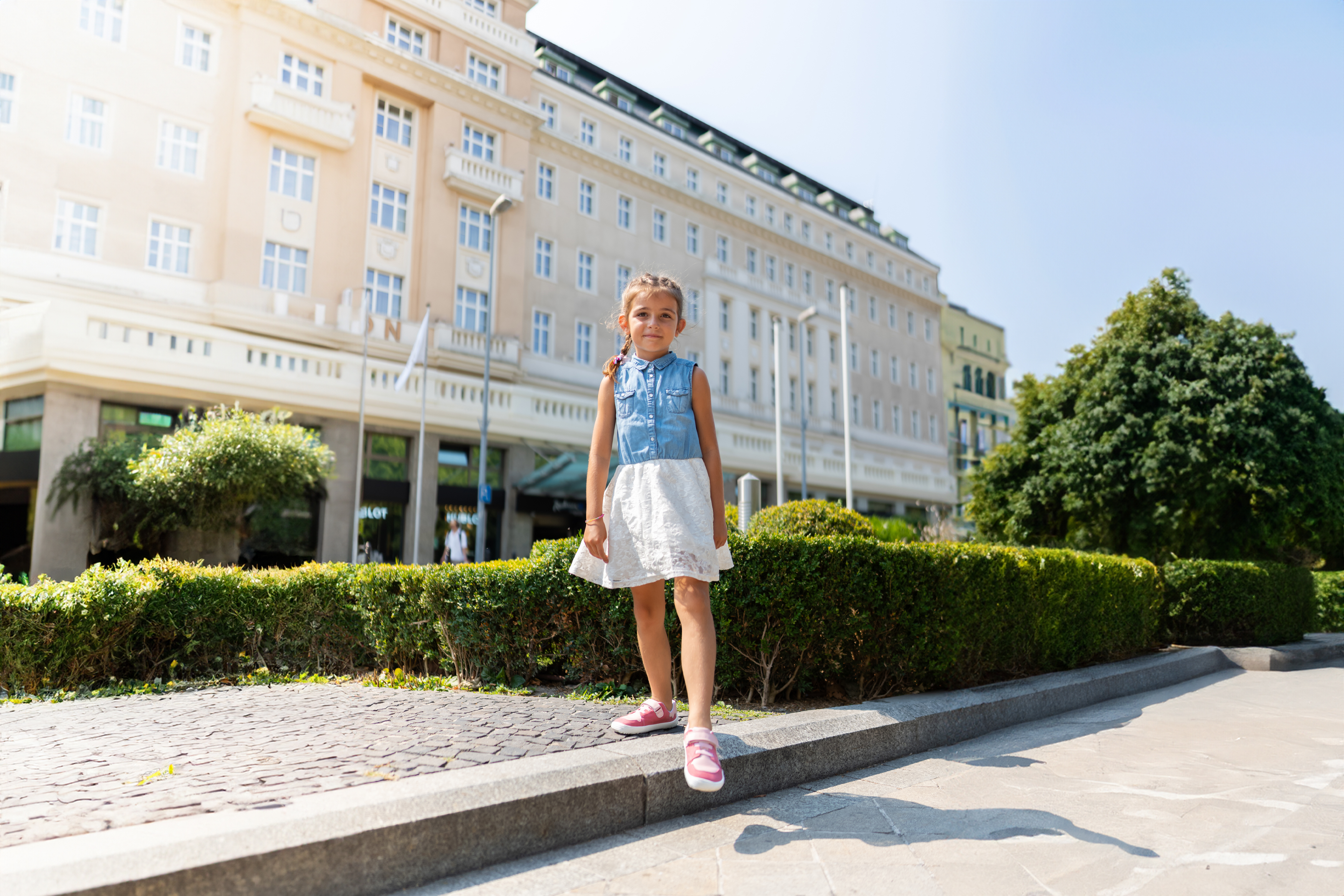 Baskets enfants barefoot Be Lenka Gelato - Pink.
  les chaussures barefoot imitent parfaitement la marche pieds nus, exactement comme la nature l'a conçu  semelle cousue avec une pointe surélevée  Semelle KidsUltraGrip pour les modèles enfants avec une excellente adhérence et un motif ludique  Logos réfléchissants Be Lenka pour plus de sécurité  des chaussures pratiques (velcro + élastiques)
Avantages des chaussures barefoot :
  semelle ultra flexible  zéro drop : talon et orteil dans un seul plan pour une bonne posture  pointe spacieuse pour vos doigts  des chaussures légères
Type de chaussure : chaussure de ville