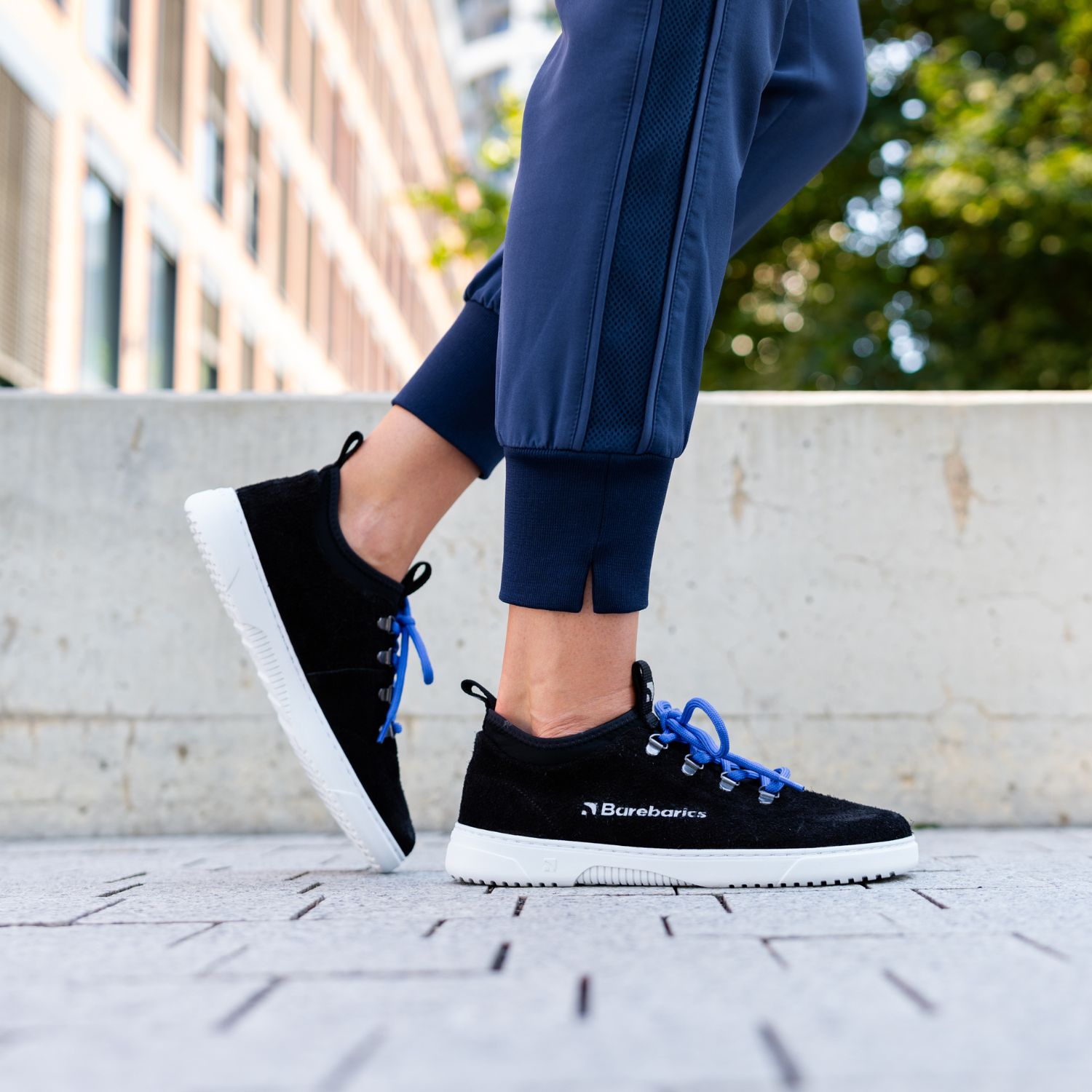 Barefoot Sneakers Barebarics Bronx - Black.
Les baskets Barebarics sont fabriquées selon des processus qui minimisent l'impact sur l'environnement.
  La tige est en cuir et textile  La doublure est en lycra et microfibre  La semelle est en gomme synthétique souple à haute résistance à l'usure.



Attributs barefoot
  Forme anatomique - Les basket respectent la forme du pied.




Plus d'information

design urbain moderneconçu et fabriqué à la main dans l’Union européenne, à partir de matériaux durables locauxexcellente durabilité et solidité des couleurs des matériauxdisponible en numéros : 36 - 47 (selon mesure européenne)chaussure de ville