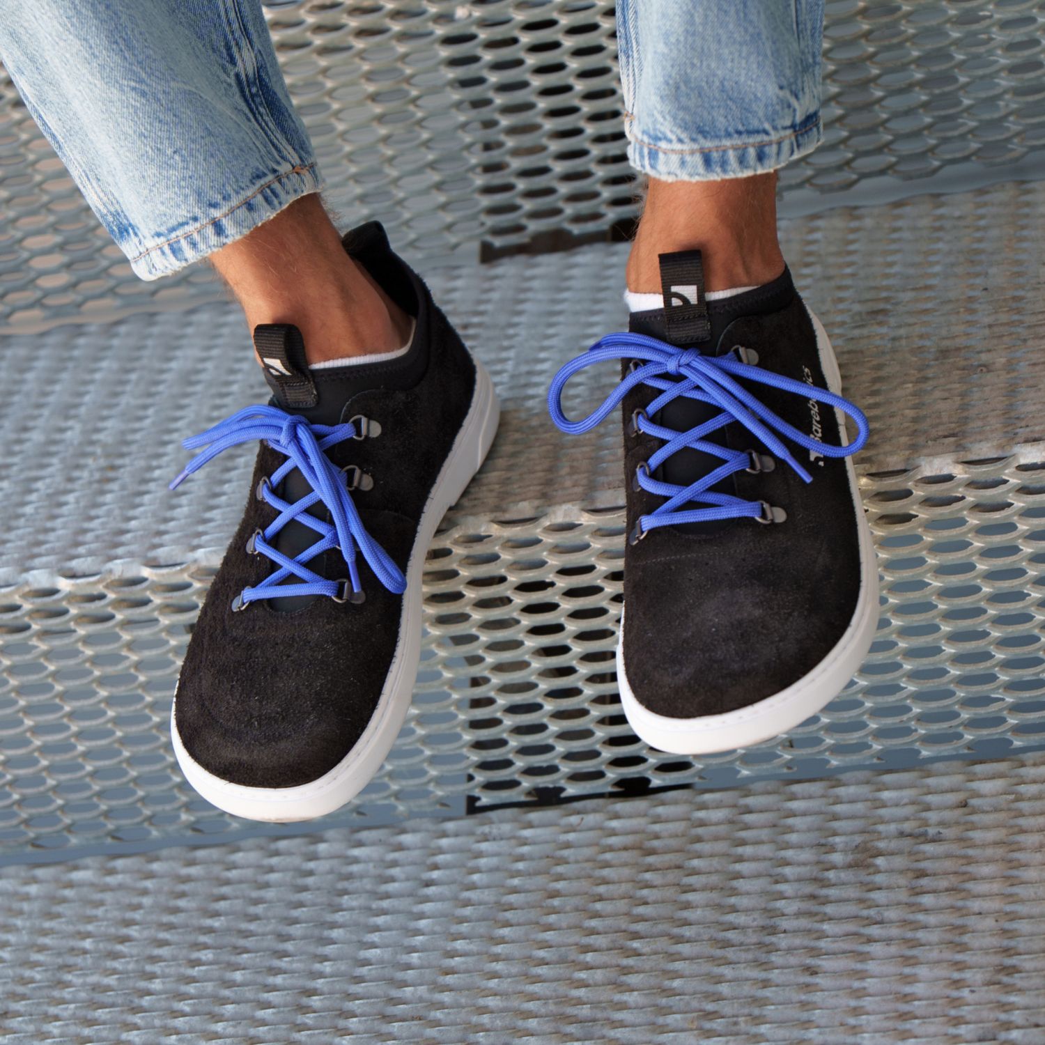 Barefoot Sneakers Barebarics Bronx - Black.
Les baskets Barebarics sont fabriquées selon des processus qui minimisent l'impact sur l'environnement.
  La tige est en cuir et textile  La doublure est en lycra et microfibre  La semelle est en gomme synthétique souple à haute résistance à l'usure.



Attributs barefoot
  Forme anatomique - Les basket respectent la forme du pied.




Plus d'information

design urbain moderneconçu et fabriqué à la main dans l’Union européenne, à partir de matériaux durables locauxexcellente durabilité et solidité des couleurs des matériauxdisponible en numéros : 36 - 47 (selon mesure européenne)chaussure de ville