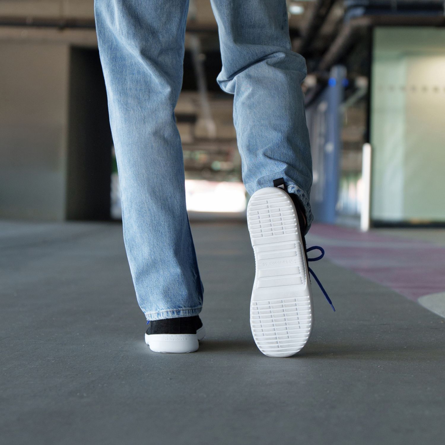 Barefoot Sneakers Barebarics Bronx - Black.
Les baskets Barebarics sont fabriquées selon des processus qui minimisent l'impact sur l'environnement.
  La tige est en cuir et textile  La doublure est en lycra et microfibre  La semelle est en gomme synthétique souple à haute résistance à l'usure.



Attributs barefoot
  Forme anatomique - Les basket respectent la forme du pied.




Plus d'information

design urbain moderneconçu et fabriqué à la main dans l’Union européenne, à partir de matériaux durables locauxexcellente durabilité et solidité des couleurs des matériauxdisponible en numéros : 36 - 47 (selon mesure européenne)chaussure de ville