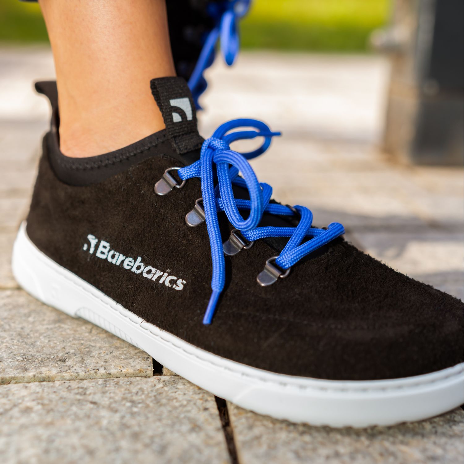 Barefoot Sneakers Barebarics Bronx - Black.
Les baskets Barebarics sont fabriquées selon des processus qui minimisent l'impact sur l'environnement.
  La tige est en cuir et textile  La doublure est en lycra et microfibre  La semelle est en gomme synthétique souple à haute résistance à l'usure.



Attributs barefoot
  Forme anatomique - Les basket respectent la forme du pied.




Plus d'information

design urbain moderneconçu et fabriqué à la main dans l’Union européenne, à partir de matériaux durables locauxexcellente durabilité et solidité des couleurs des matériauxdisponible en numéros : 36 - 47 (selon mesure européenne)chaussure de ville