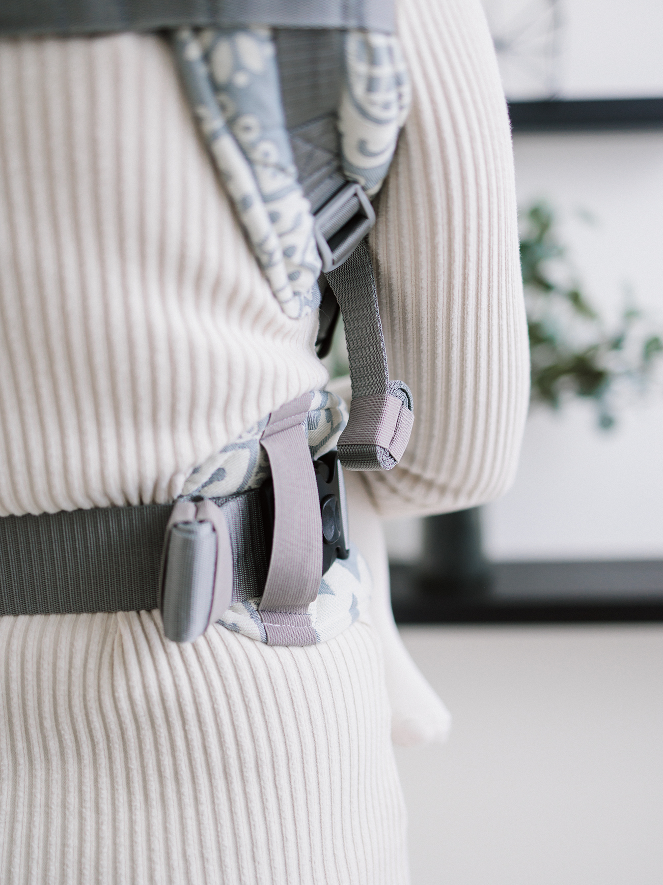 Porte-bébé Be Lenka Mini - Folk - Grey.

Le porte-bébé ergonomique Be Lenka Mini est un excellent compagnon de portage.
Le porte-bébé est entièrement réglable pour convenir  l'enfant.
Nouvelle structure de support améliorée avec deux nouvelles boucles de sécurité: Une boucle arrière magnétique pour une fixation et un détachement d'une seule main et une boucle de ceinture sécurisée avec un verrou de sécurité.
La hauteur du dossier est également réglable, que vous pouvez serrer / desserrer au besoin à l'aide des tirants situés en haut du dossier.
La ceinture lombaire est ingénieusement conçue pour s'adapter parfaitement à tout type de silhouette.
Le porte-bébé est équipé d'une capuche, qui servira contre le soleil, le vent ou pour éliminer le bruit environnant lorsque le bébé s'endormira dans le porte-bébé.
FABRIQUÉ EN SLOVAQUIE