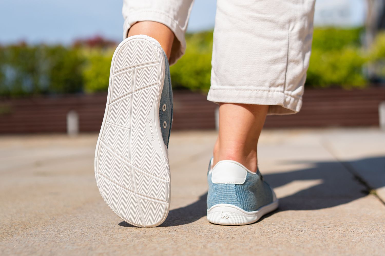 Barefoot baskets Be Lenka Rebound - Denim Light Blue.




des chaussures extrêmement légères pour tous les amateurs de classiques urbainssemelle EverydayComfort Neo cousue pour une durée de vie plus longue de la chaussurelogo textile sur la languette et le dessus des basketsdeux œillets à l'intérieur des baskets pour l'aération

Avantages des chaussures barefoot:
elles imitent parfaitement la marche pieds nus la forme anatomique de la chaussure offre un espace généreux pour les orteilsl'inclinaison nulle de la semelle maintient le talon et la pointe dans le même plan pour une bonne postureune semelle de stimulation d'une épaisseur de 5 mm active les terminaisons nerveuses du pieddes matériaux flexibles assurent une meilleure fonctionnalité des muscles et tendons du piedla légèreté des chaussures comme prévention contre la fatigue des pieds
Type: chaussure de ville