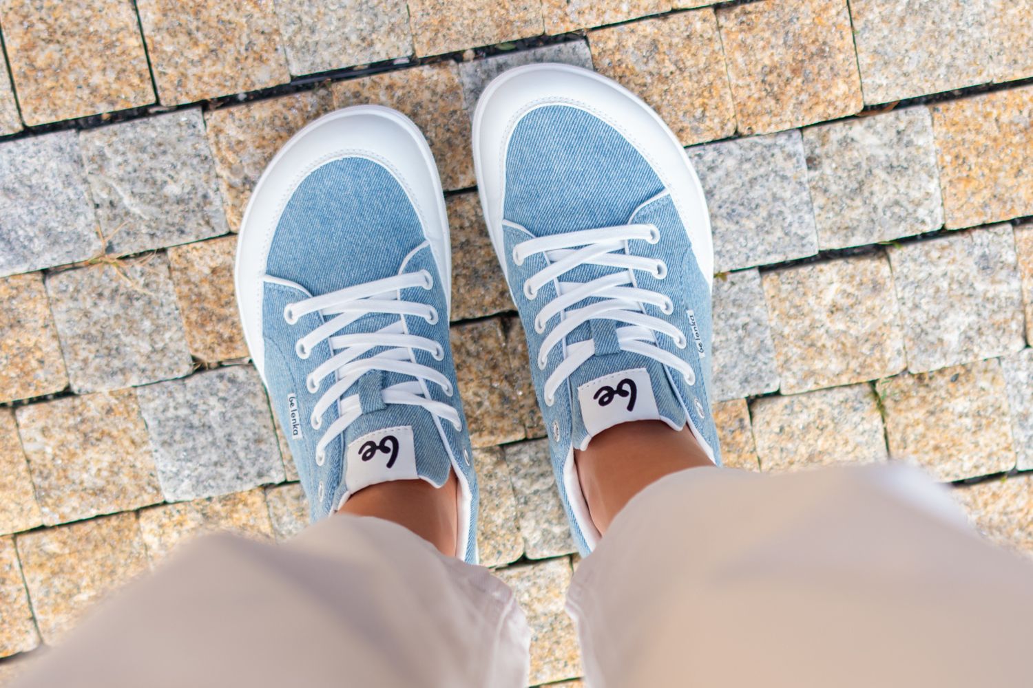 Barefoot baskets Be Lenka Rebound - Denim Light Blue.




des chaussures extrêmement légères pour tous les amateurs de classiques urbainssemelle EverydayComfort Neo cousue pour une durée de vie plus longue de la chaussurelogo textile sur la languette et le dessus des basketsdeux œillets à l'intérieur des baskets pour l'aération

Avantages des chaussures barefoot:
elles imitent parfaitement la marche pieds nus la forme anatomique de la chaussure offre un espace généreux pour les orteilsl'inclinaison nulle de la semelle maintient le talon et la pointe dans le même plan pour une bonne postureune semelle de stimulation d'une épaisseur de 5 mm active les terminaisons nerveuses du pieddes matériaux flexibles assurent une meilleure fonctionnalité des muscles et tendons du piedla légèreté des chaussures comme prévention contre la fatigue des pieds
Type: chaussure de ville