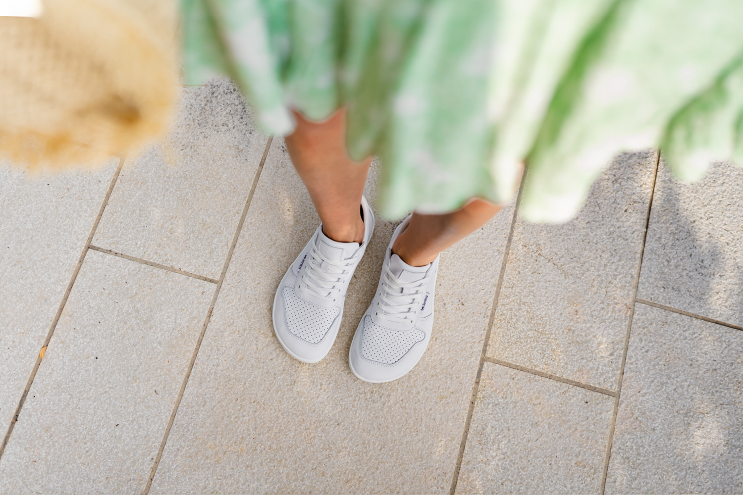 Barefoot baskets Be Lenka Champ 3.0 - All White.
Tige : cuir nappaDoublure : microfibreSemelle: TR (UrbanComfort)Semelle intérieure : PU recyclé + coton (amovible)Fabrication : Portugal
a troisième génération de l'un des modèles les plus populaires de Be Lenkales couleurs des baskets et le design des baskets peuvent être facilement combinés avec de nombreuses tenuesun glissoir en cuir amélioréajout d'oeillets métalliques pour les lacetscuir structuré sur le côté et sur le talon pour un look encore plus élégantsemelle cousue pour une plus longue durée de vie de la chaussurela semelle UrbanComfort est créée pour un confort barefoot au quotidienle nouveau composé TR présente une excellente résistance à l'abrasion tout en conservant une excellente flexibilitésemelle cousue pour une plus longue durée de vie de la chaussure
Avantages des chaussures barefoots :
elles imitent parfaitement la marche pieds nusla forme anatomique de la chaussure offre un espace généreux pour les orteilsla pente nulle (drop) de la semelle maintient le talon et la pointe dans un même niveau pour une bonne posturela semelle stimulante d'une épaisseur de 4 mm (sans saillies) active les terminaisons nerveuses du piedles matériaux souples assurent une meilleure fonctionnalité des muscles et des tendons du piedla légèreté des chaussures comme prévention contre la fatigue des pieds
Type : chaussure de ville