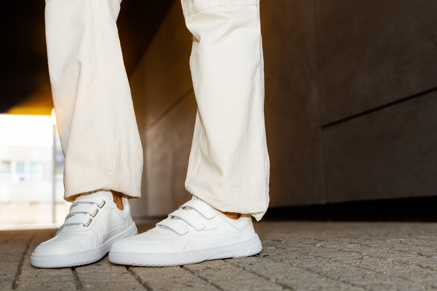 Barefoot Sneakers Barebarics Zing Velcro - All White - Leather.
Forme anatomique - La chaussure respecte la forme du pied.
Plus d'informations
chaussure de villedesign extérieur moderneconçu et fabriqué à la main dans l'Union européenne,excellente durabilité et solidité des couleurs des matériaux,disponible en numéros : 36 - 47 (selon mesure européenne)