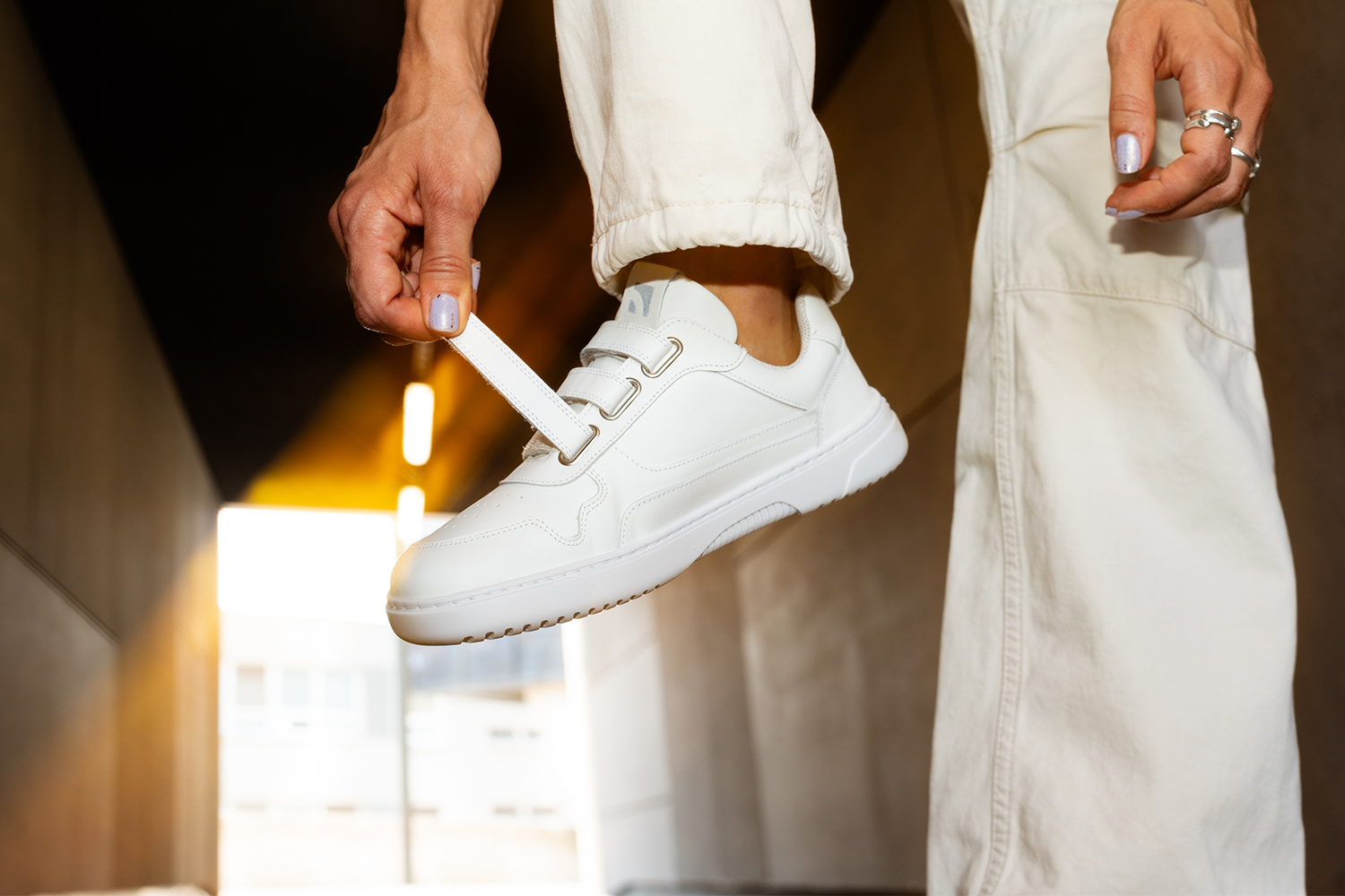 Barefoot Sneakers Barebarics Zing Velcro - All White - Leather.
Forme anatomique - La chaussure respecte la forme du pied.
Plus d'informations
chaussure de villedesign extérieur moderneconçu et fabriqué à la main dans l'Union européenne,excellente durabilité et solidité des couleurs des matériaux,disponible en numéros : 36 - 47 (selon mesure européenne)