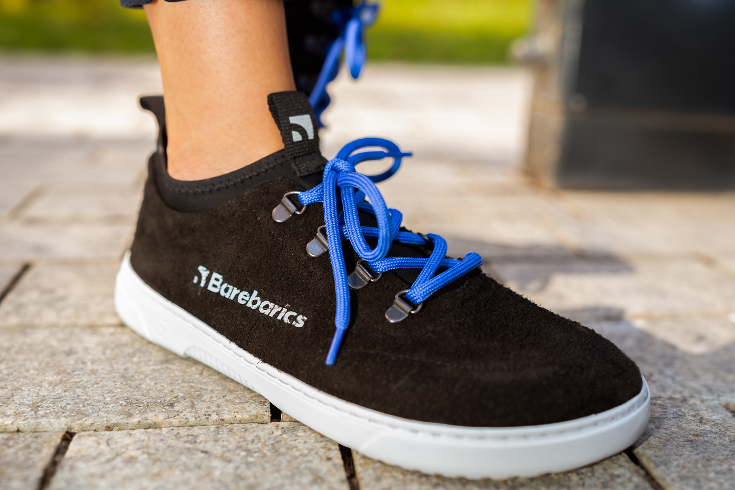 Barefoot Sneakers Barebarics Bronx - Black.
Les baskets Barebarics sont fabriquées selon des processus qui minimisent l'impact sur l'environnement.
  La tige est en cuir et textile  La doublure est en lycra et microfibre  La semelle est en gomme synthétique souple à haute résistance à l'usure.



Attributs barefoot
  Forme anatomique - Les basket respectent la forme du pied.




Plus d'information

design urbain moderneconçu et fabriqué à la main dans l’Union européenne, à partir de matériaux durables locauxexcellente durabilité et solidité des couleurs des matériauxdisponible en numéros : 36 - 47 (selon mesure européenne)chaussure de ville