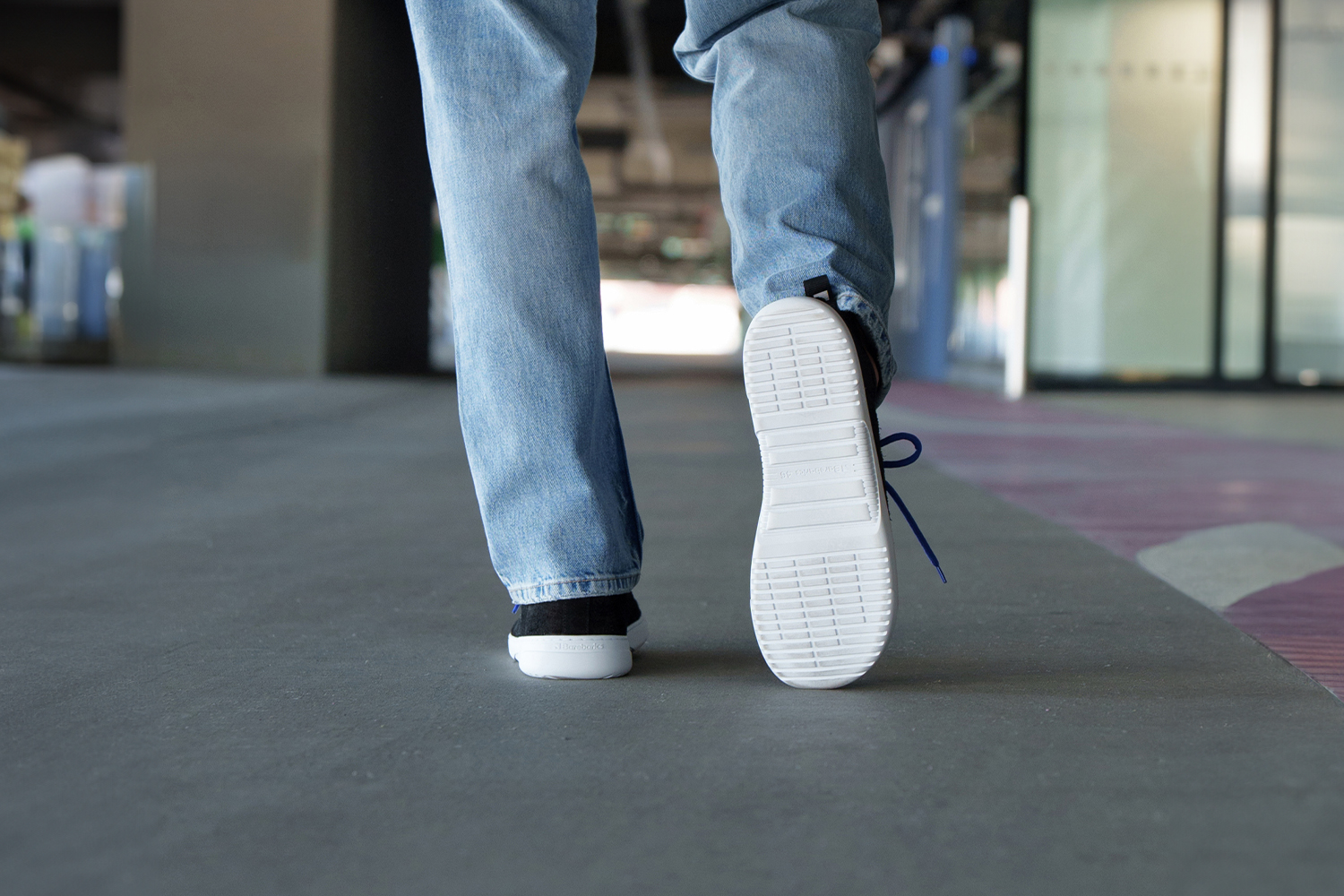 Barefoot Sneakers Barebarics Bronx - Black.
Les baskets Barebarics sont fabriquées selon des processus qui minimisent l'impact sur l'environnement.
  La tige est en cuir et textile  La doublure est en lycra et microfibre  La semelle est en gomme synthétique souple à haute résistance à l'usure.



Attributs barefoot
  Forme anatomique - Les basket respectent la forme du pied.




Plus d'information

design urbain moderneconçu et fabriqué à la main dans l’Union européenne, à partir de matériaux durables locauxexcellente durabilité et solidité des couleurs des matériauxdisponible en numéros : 36 - 47 (selon mesure européenne)chaussure de ville