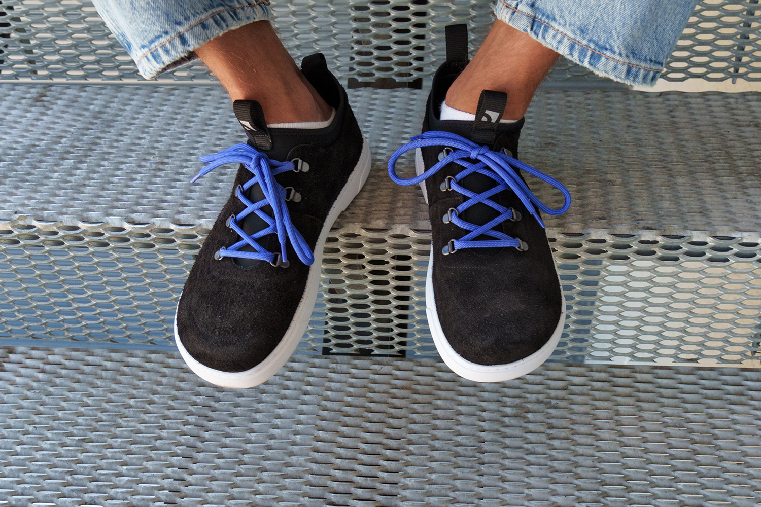 Barefoot Sneakers Barebarics Bronx - Black.
Les baskets Barebarics sont fabriquées selon des processus qui minimisent l'impact sur l'environnement.
  La tige est en cuir et textile  La doublure est en lycra et microfibre  La semelle est en gomme synthétique souple à haute résistance à l'usure.



Attributs barefoot
  Forme anatomique - Les basket respectent la forme du pied.




Plus d'information

design urbain moderneconçu et fabriqué à la main dans l’Union européenne, à partir de matériaux durables locauxexcellente durabilité et solidité des couleurs des matériauxdisponible en numéros : 36 - 47 (selon mesure européenne)chaussure de ville