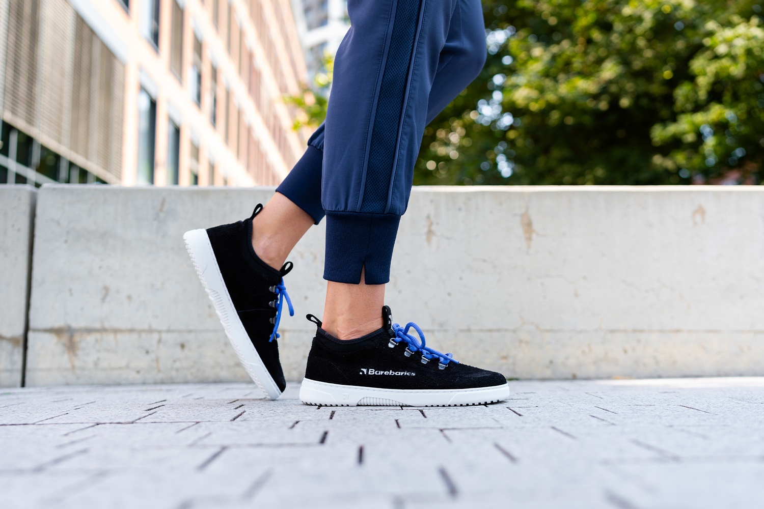 Barefoot Sneakers Barebarics Bronx - Black.
Les baskets Barebarics sont fabriquées selon des processus qui minimisent l'impact sur l'environnement.
  La tige est en cuir et textile  La doublure est en lycra et microfibre  La semelle est en gomme synthétique souple à haute résistance à l'usure.



Attributs barefoot
  Forme anatomique - Les basket respectent la forme du pied.




Plus d'information

design urbain moderneconçu et fabriqué à la main dans l’Union européenne, à partir de matériaux durables locauxexcellente durabilité et solidité des couleurs des matériauxdisponible en numéros : 36 - 47 (selon mesure européenne)chaussure de ville