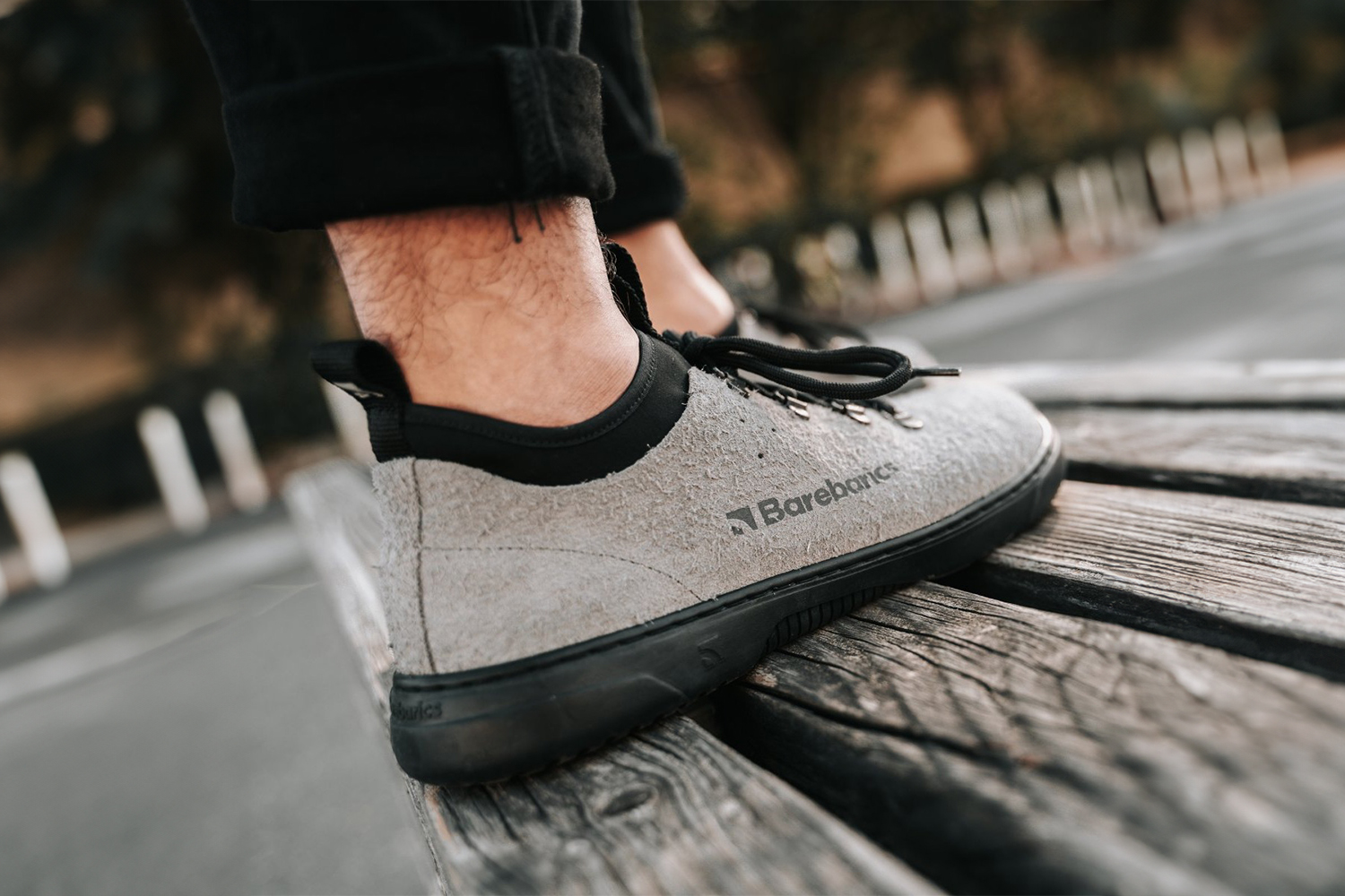 Barefoot Sneakers Barebarics Bronx - Grey.
Les baskets Barebarics sont fabriquées selon des processus qui minimisent l'impact sur l'environnement.
  La tige est en cuir et textile  La doublure est en lycra et microfibre  La semelle est en gomme synthétique souple à haute résistance à l'usure.



Attributs barefoot
  Forme anatomique - Les basket respectent la forme du pied.




Plus d'information
design urbain moderneconçu et fabriqué à la main dans l’Union européenne, à partir de matériaux durables locauxexcellente durabilité et solidité des couleurs des matériauxdisponible en numéros : 36 - 47 (selon mesure européenne)chaussure de ville