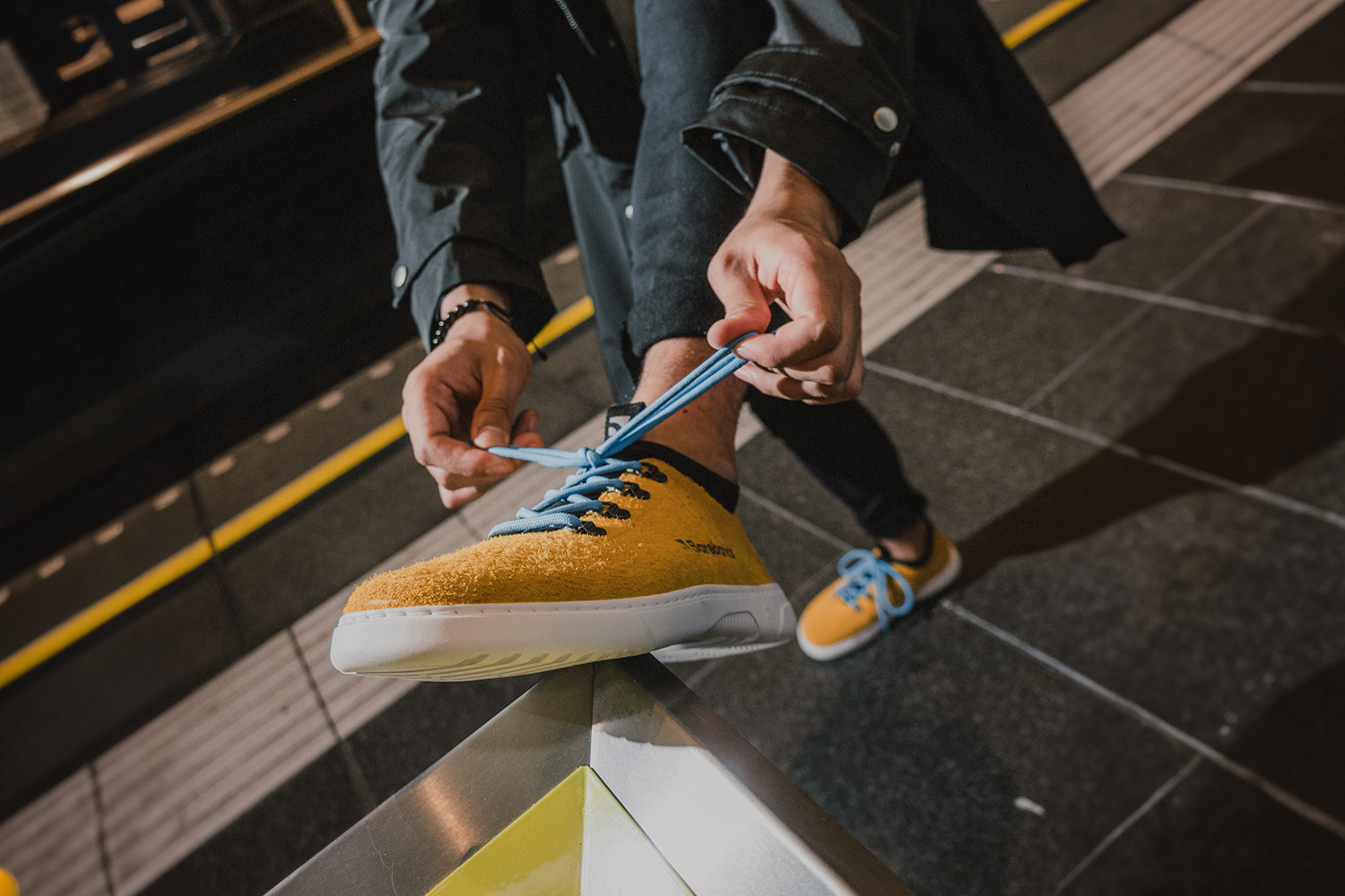 Barefoot Sneakers Barebarics Bronx - Mustard.
Les baskets Barebarics sont fabriquées selon des processus qui minimisent l'impact sur l'environnement.
  La tige est en cuir et textile  La doublure est en lycra et microfibre  La semelle est en gomme synthétique souple à haute résistance à l'usure.



Attributs barefoot
  Forme anatomique - Les basket respectent la forme du pied.




Plus d'information
design urbain moderneconçu et fabriqué à la main dans l’Union européenne, à partir de matériaux durables locauxexcellente durabilité et solidité des couleurs des matériauxdisponible en numéros : 36 - 47 (selon mesure européenne)chaussure de ville