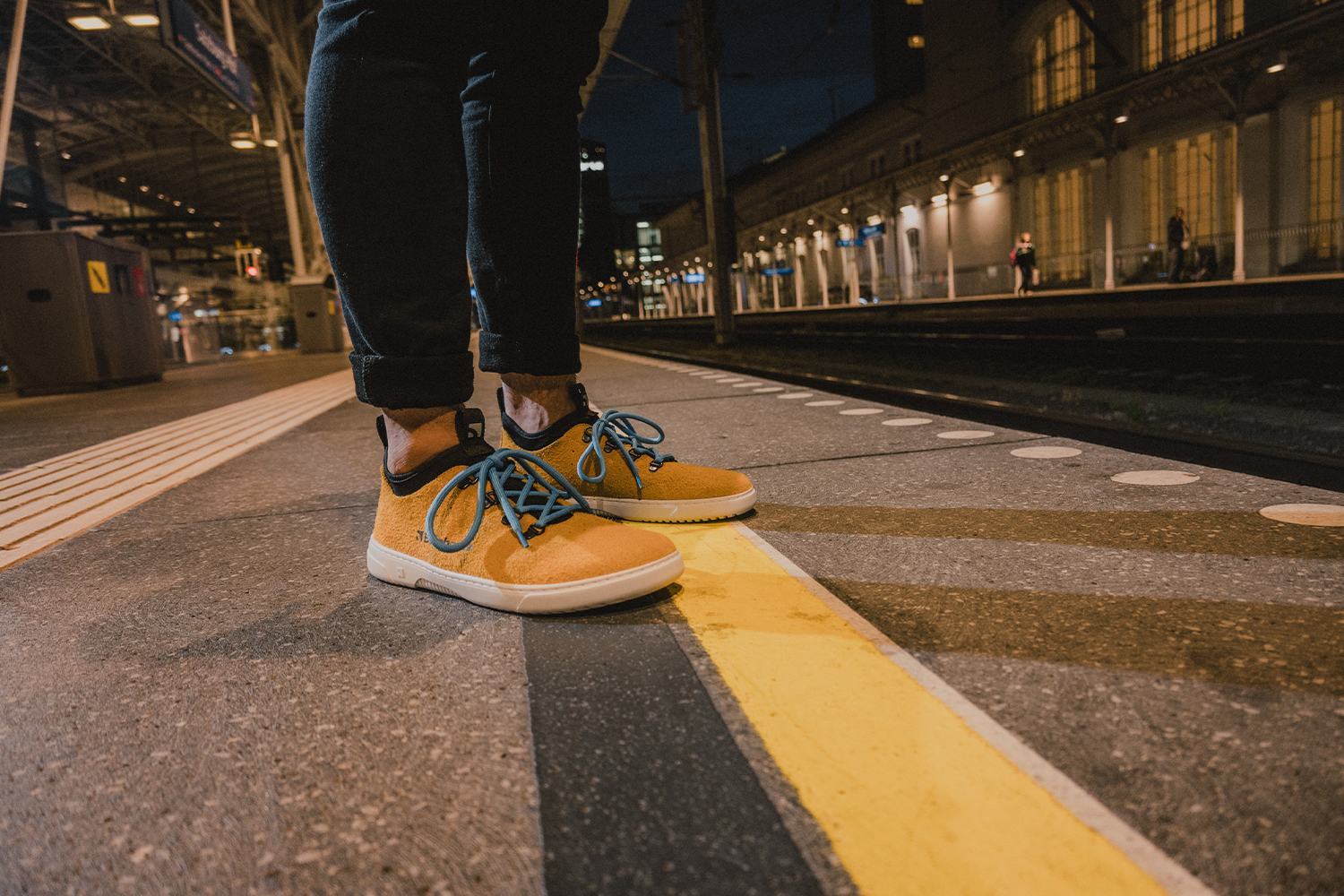 Barefoot Sneakers Barebarics Bronx - Mustard.
Les baskets Barebarics sont fabriquées selon des processus qui minimisent l'impact sur l'environnement.
  La tige est en cuir et textile  La doublure est en lycra et microfibre  La semelle est en gomme synthétique souple à haute résistance à l'usure.



Attributs barefoot
  Forme anatomique - Les basket respectent la forme du pied.




Plus d'information
design urbain moderneconçu et fabriqué à la main dans l’Union européenne, à partir de matériaux durables locauxexcellente durabilité et solidité des couleurs des matériauxdisponible en numéros : 36 - 47 (selon mesure européenne)chaussure de ville