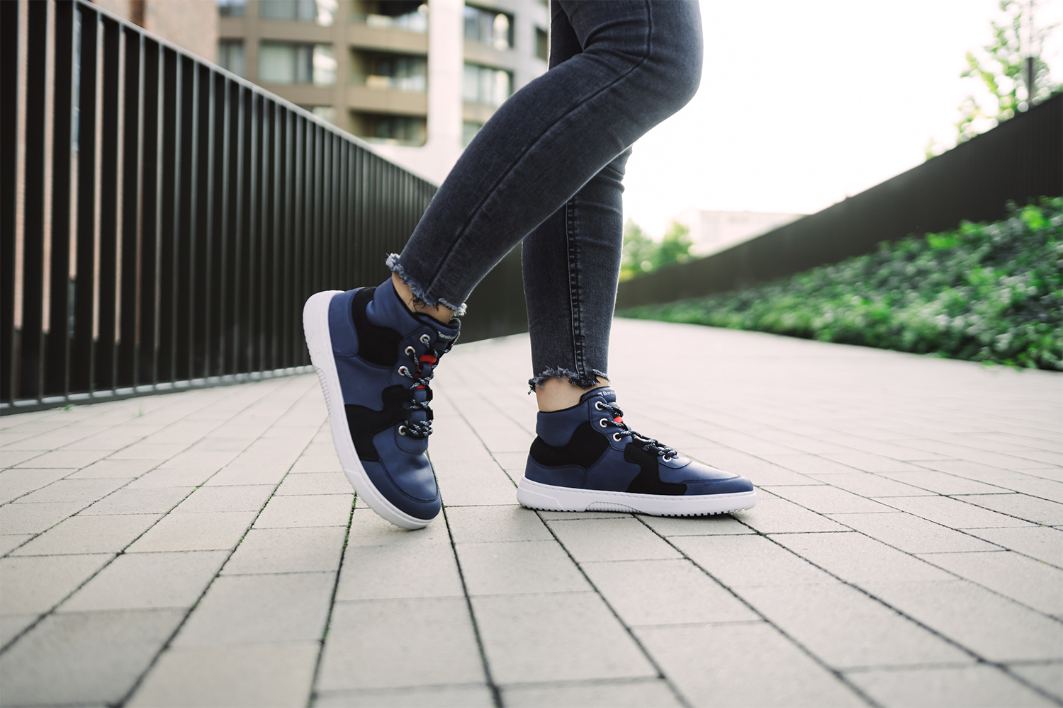 Barefoot Sneakers Barebarics Lynx - Dark Blue & White.
Les baskets Barebarics sont fabriquées selon des processus qui minimisent l'impact sur l'environnement.
La tige est composée de nubuck synthétique et de velours synthétique.La doublure est en polyester, qui est très doux et agréable au toucher, ce qui procure un confort extrême pour le talon.La semelle est en gomme synthétique souple avec une haute résistance à l'usure.La semelle ComfortGrip est conçue pour un mouvement confortable et la découverte de nouveaux endroits, pas seulement dans le milieu urbain.La semelle intérieure est amovible et composée de PU recyclé et de microfibres, qui assurent une excellente respirabilité et aident à garder les pieds au sec.

Attributs barefoot
Forme anatomique - Les basket respectent la forme du pied.
Plus d'information
design urbain moderneconçu et fabriqué à la main dans l’Union européenne, à partir de matériaux durables locauxexcellente durabilité et solidité des couleurs des matériauxTechnologie Dermodry Coolmax® pour une élimination continue de l’humiditédisponible en numéros : 36 - 47 (selon mesure européenne)chaussure de ville