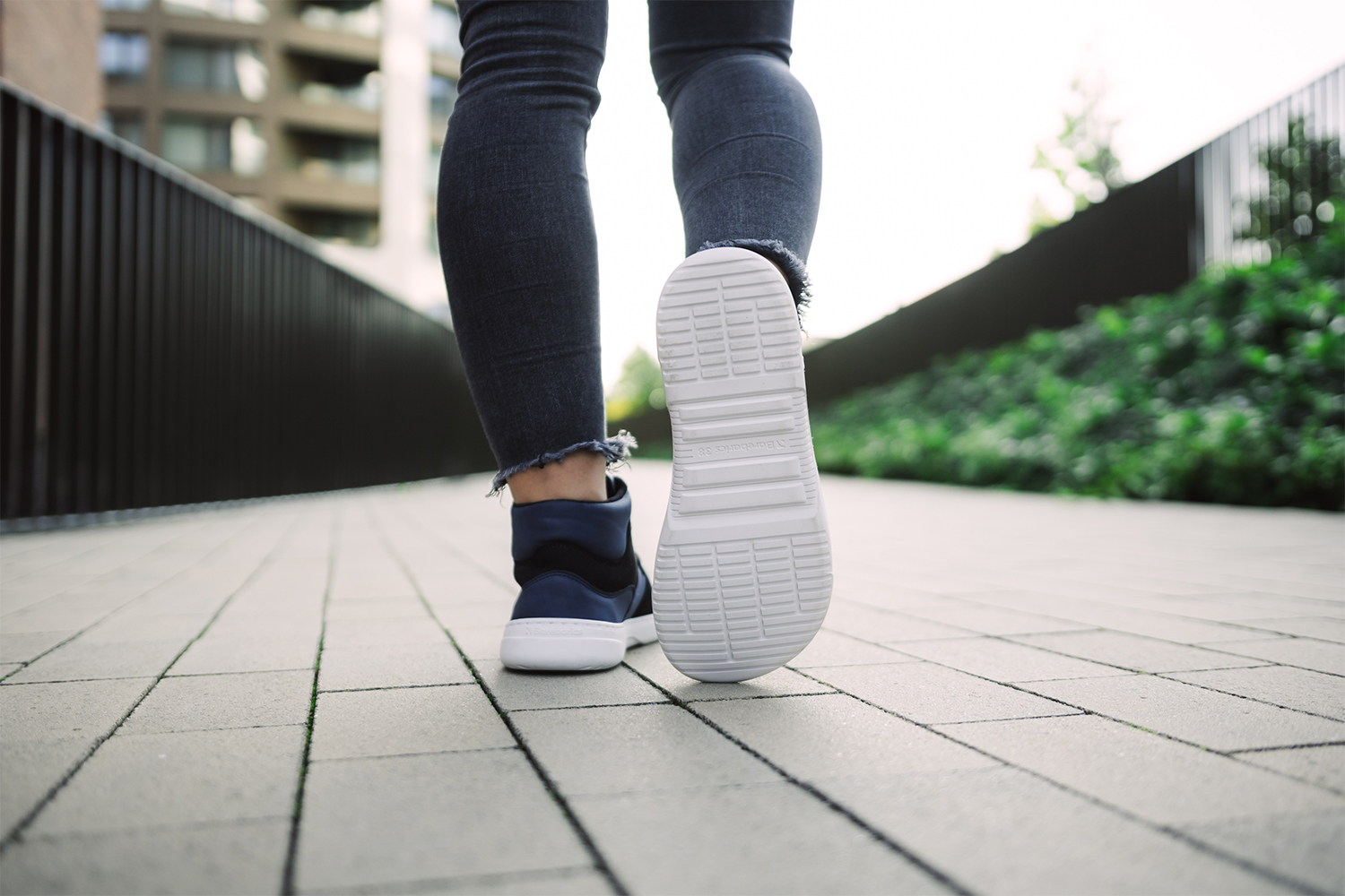 Barefoot Sneakers Barebarics Lynx - Dark Blue & White.
Les baskets Barebarics sont fabriquées selon des processus qui minimisent l'impact sur l'environnement.
La tige est composée de nubuck synthétique et de velours synthétique.La doublure est en polyester, qui est très doux et agréable au toucher, ce qui procure un confort extrême pour le talon.La semelle est en gomme synthétique souple avec une haute résistance à l'usure.La semelle ComfortGrip est conçue pour un mouvement confortable et la découverte de nouveaux endroits, pas seulement dans le milieu urbain.La semelle intérieure est amovible et composée de PU recyclé et de microfibres, qui assurent une excellente respirabilité et aident à garder les pieds au sec.

Attributs barefoot
Forme anatomique - Les basket respectent la forme du pied.
Plus d'information
design urbain moderneconçu et fabriqué à la main dans l’Union européenne, à partir de matériaux durables locauxexcellente durabilité et solidité des couleurs des matériauxTechnologie Dermodry Coolmax® pour une élimination continue de l’humiditédisponible en numéros : 36 - 47 (selon mesure européenne)chaussure de ville