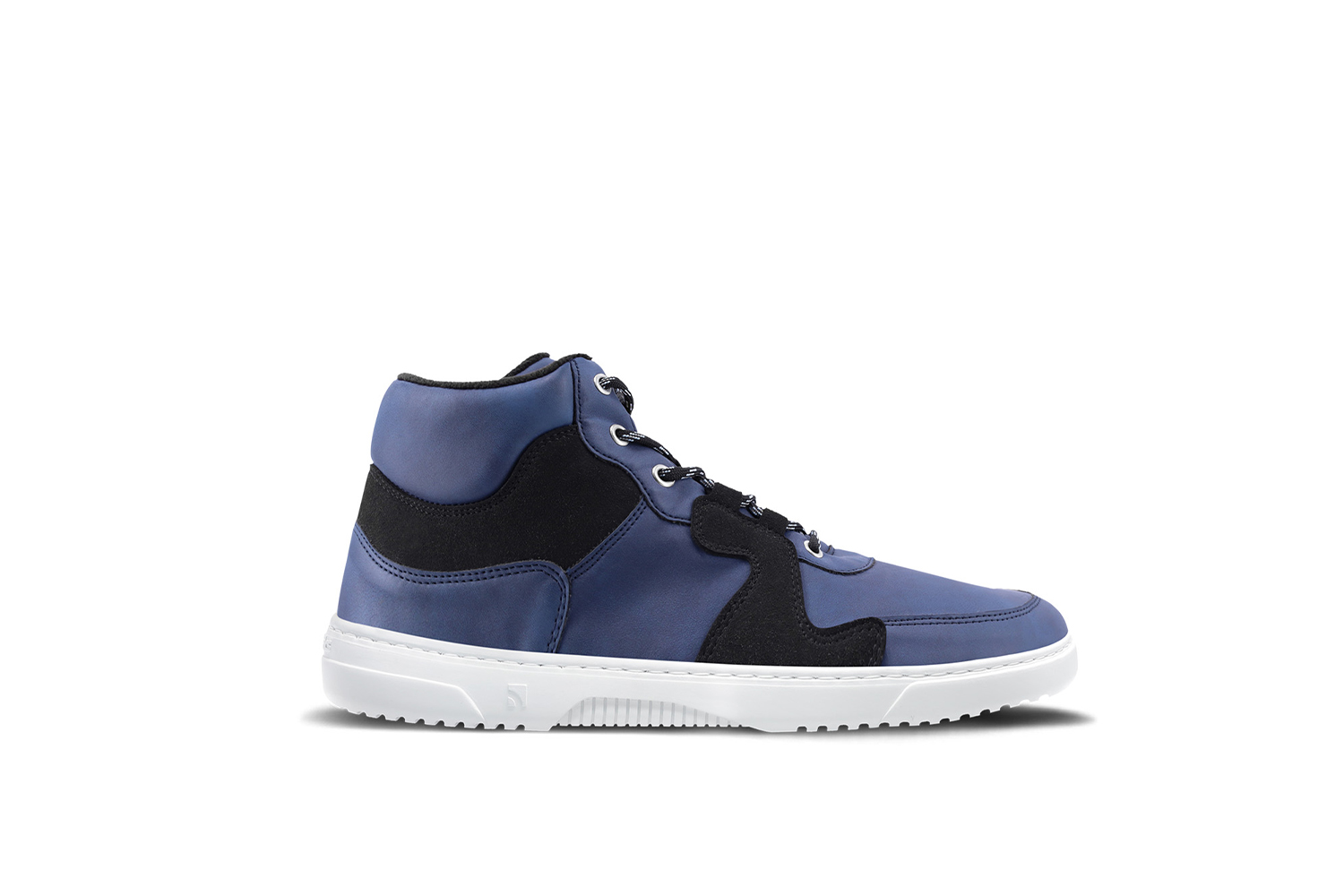 Barefoot Sneakers Barebarics Lynx - Dark Blue & White.
Les baskets Barebarics sont fabriquées selon des processus qui minimisent l'impact sur l'environnement.
La tige est composée de nubuck synthétique et de velours synthétique.La doublure est en polyester, qui est très doux et agréable au toucher, ce qui procure un confort extrême pour le talon.La semelle est en gomme synthétique souple avec une haute résistance à l'usure.La semelle ComfortGrip est conçue pour un mouvement confortable et la découverte de nouveaux endroits, pas seulement dans le milieu urbain.La semelle intérieure est amovible et composée de PU recyclé et de microfibres, qui assurent une excellente respirabilité et aident à garder les pieds au sec.

Attributs barefoot
Forme anatomique - Les basket respectent la forme du pied.
Plus d'information
design urbain moderneconçu et fabriqué à la main dans l’Union européenne, à partir de matériaux durables locauxexcellente durabilité et solidité des couleurs des matériauxTechnologie Dermodry Coolmax® pour une élimination continue de l’humiditédisponible en numéros : 36 - 47 (selon mesure européenne)chaussure de ville