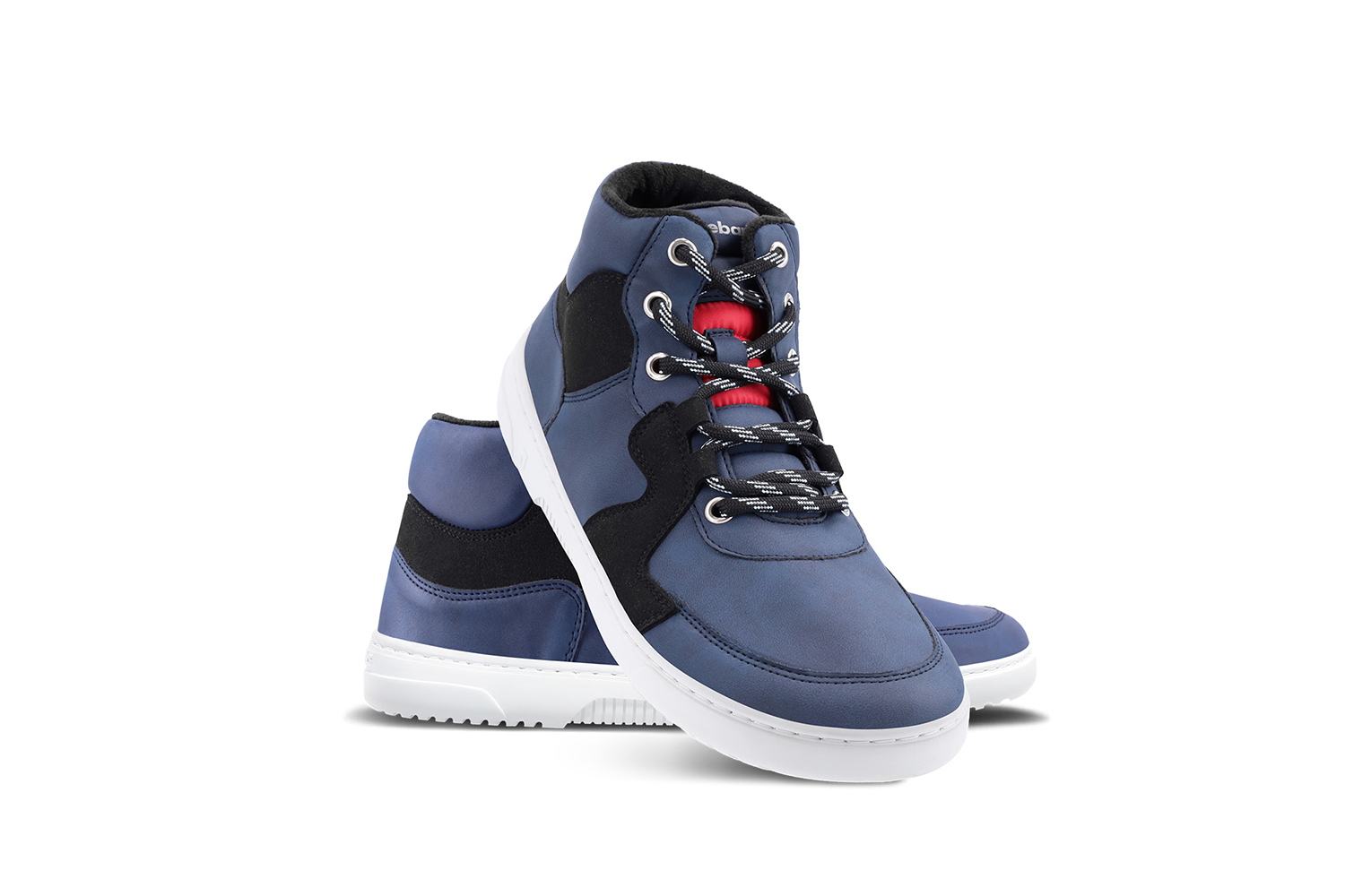 Barefoot Sneakers Barebarics Lynx - Dark Blue & White.
Les baskets Barebarics sont fabriquées selon des processus qui minimisent l'impact sur l'environnement.
La tige est composée de nubuck synthétique et de velours synthétique.La doublure est en polyester, qui est très doux et agréable au toucher, ce qui procure un confort extrême pour le talon.La semelle est en gomme synthétique souple avec une haute résistance à l'usure.La semelle ComfortGrip est conçue pour un mouvement confortable et la découverte de nouveaux endroits, pas seulement dans le milieu urbain.La semelle intérieure est amovible et composée de PU recyclé et de microfibres, qui assurent une excellente respirabilité et aident à garder les pieds au sec.

Attributs barefoot
Forme anatomique - Les basket respectent la forme du pied.
Plus d'information
design urbain moderneconçu et fabriqué à la main dans l’Union européenne, à partir de matériaux durables locauxexcellente durabilité et solidité des couleurs des matériauxTechnologie Dermodry Coolmax® pour une élimination continue de l’humiditédisponible en numéros : 36 - 47 (selon mesure européenne)chaussure de ville