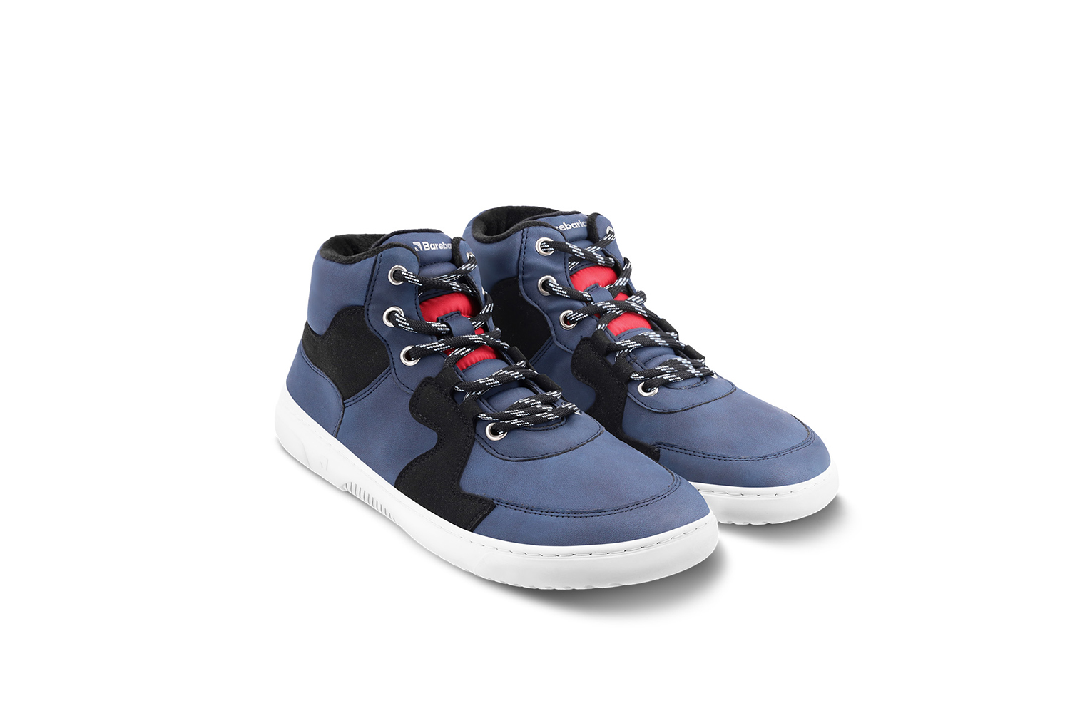 Barefoot Sneakers Barebarics Lynx - Dark Blue & White.
Les baskets Barebarics sont fabriquées selon des processus qui minimisent l'impact sur l'environnement.
La tige est composée de nubuck synthétique et de velours synthétique.La doublure est en polyester, qui est très doux et agréable au toucher, ce qui procure un confort extrême pour le talon.La semelle est en gomme synthétique souple avec une haute résistance à l'usure.La semelle ComfortGrip est conçue pour un mouvement confortable et la découverte de nouveaux endroits, pas seulement dans le milieu urbain.La semelle intérieure est amovible et composée de PU recyclé et de microfibres, qui assurent une excellente respirabilité et aident à garder les pieds au sec.

Attributs barefoot
Forme anatomique - Les basket respectent la forme du pied.
Plus d'information
design urbain moderneconçu et fabriqué à la main dans l’Union européenne, à partir de matériaux durables locauxexcellente durabilité et solidité des couleurs des matériauxTechnologie Dermodry Coolmax® pour une élimination continue de l’humiditédisponible en numéros : 36 - 47 (selon mesure européenne)chaussure de ville