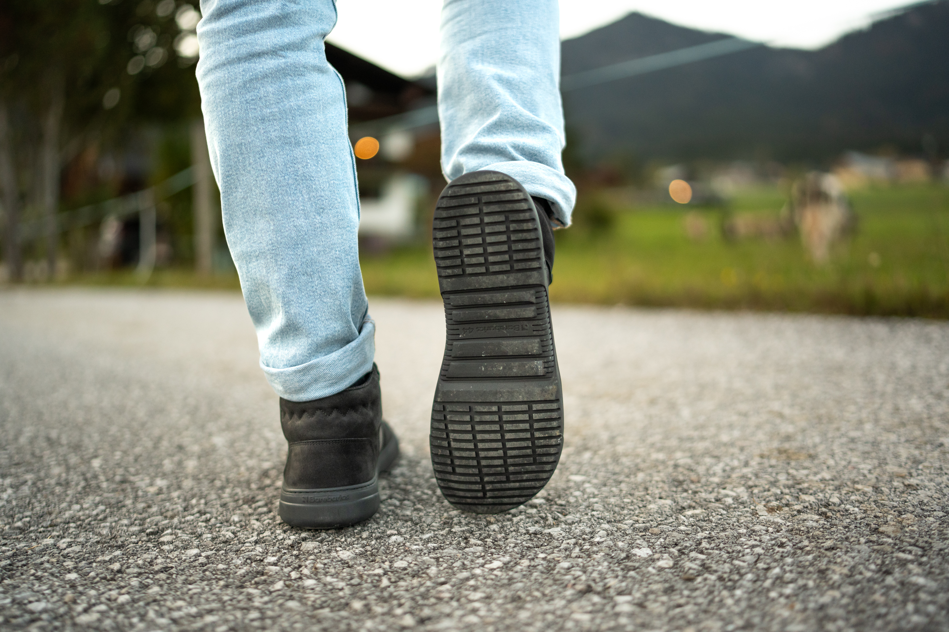 Barefoot Sneakers Barebarics Element - All Black.
Les baskets Barebarics sont fabriquées selon des processus qui minimisent l'impact sur l'environnement.
    La tige est en polyamide, élasthanne et cuir nubuck avec un traitement hydrophobe qui repousse très bien l'eau.


Attributs barefoot
  La tige est en cuir nubuck doté d'un traitement hydrophobe qui repousse très bien l'eau.



Plus d'information
design urbain moderneconçu et fabriqué à la main dans l’Union européenne, à partir de matériaux durables locauxexcellente durabilité et solidité des couleurs des matériauxTechnologie Dermodry Coolmax® pour une élimination continue de l’humiditédisponible en numéros : 36 - 47 (selon mesure européenne)chaussure de ville